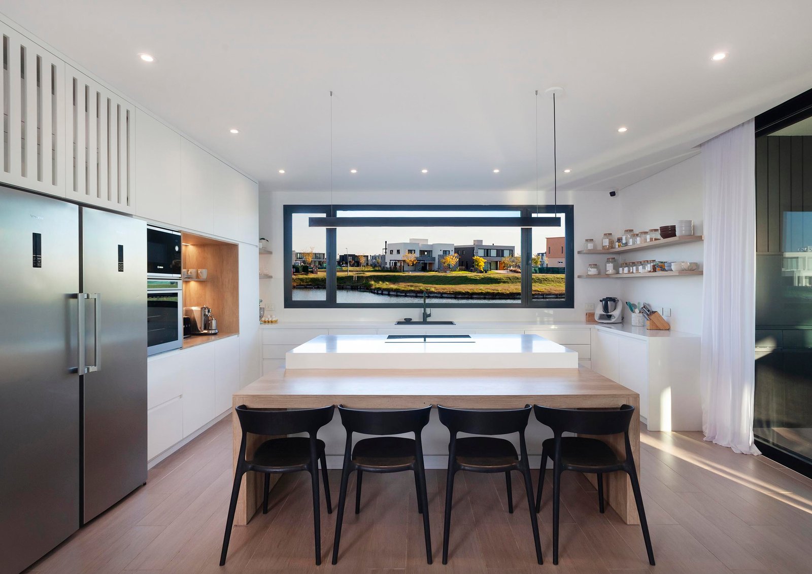 Cozinha moderna com ilha e vista panorâmica, estilo escandinavo — projeto CASA C313, por A'PRIMA - Arquitectura Sustentable, em Provincia de Buenos Aires
