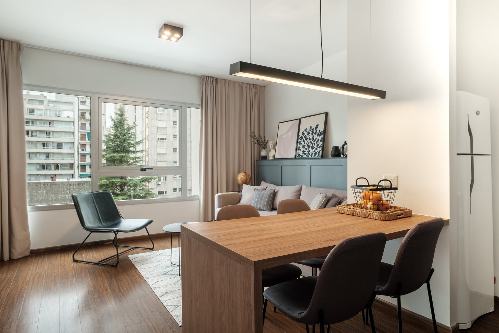 Sala de estar e jantar moderna e escandinava com muita luz natural — projeto decoracion thames // atlanticoarqs, por atlantico arqs, em Palermo Soho