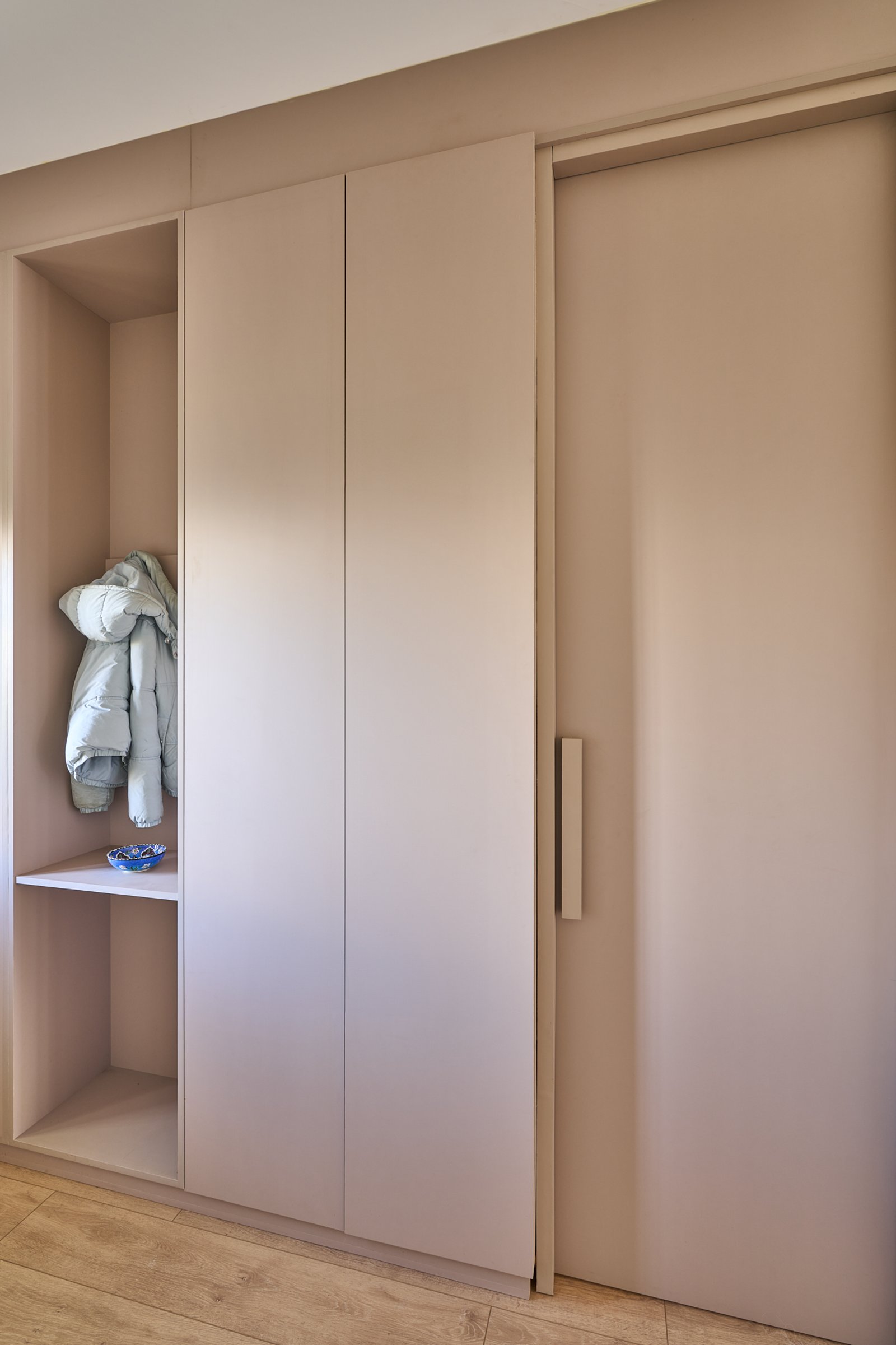 Hall con muebles de guardado empotrados en tono beige y madera — proyecto Granville, por Baler.Gelbert Arquitectura, en B1845 José Marmol
