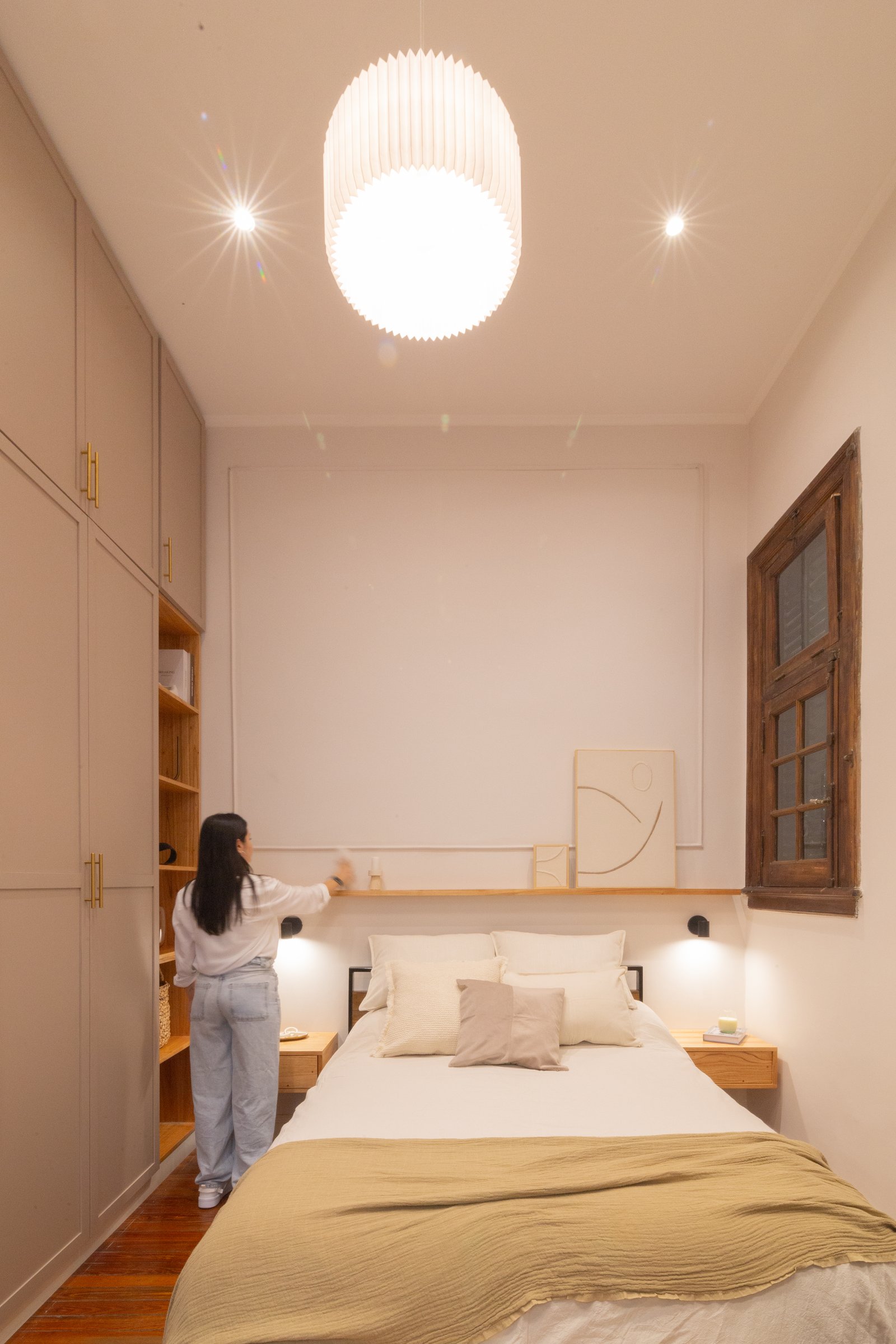 Dormitorio moderno con armario empotrado y cama confortable — proyecto Anchorena, por Martina Kleinert, en Palermo