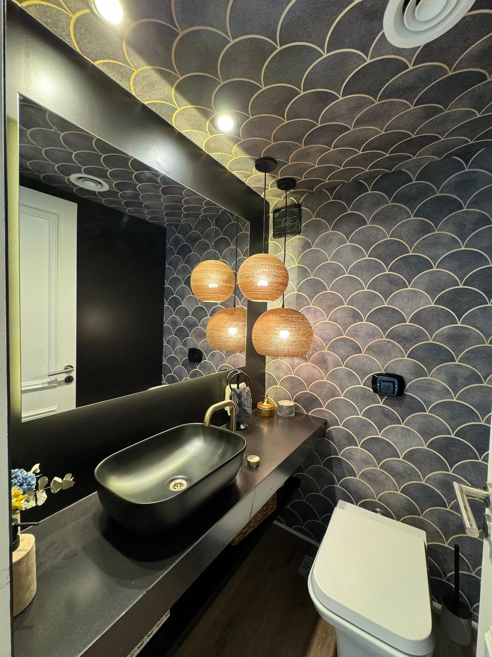 Baño moderno con papel escamas, bacha negra ovalada y luces tejidas — proyecto Coronel Diaz, por MDBK Arquitectura, en Palermo