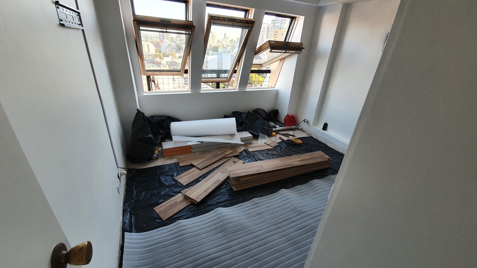 habitación en obra con tragaluces y materiales — proyecto Aberturas DVH PVC - Reemplazo, por RenovArqui, en Palermo