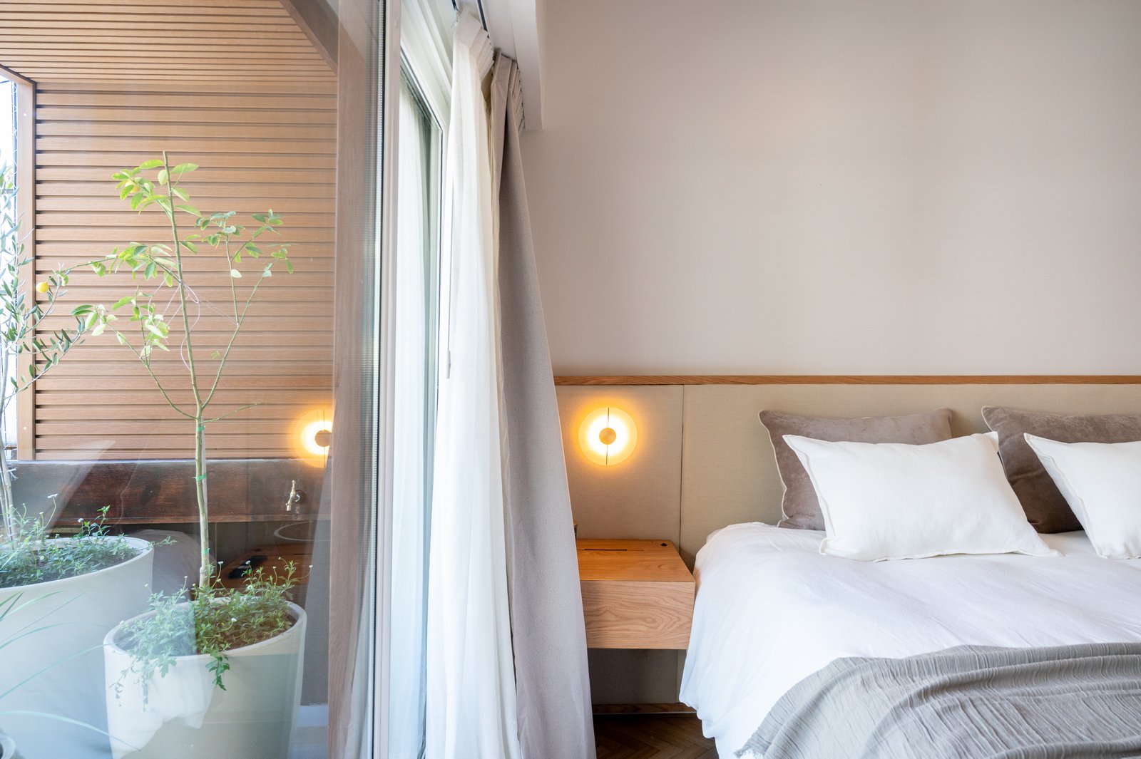 Dormitorio moderno con gran ventanal y vistas al jardín — proyecto ALVEAR TYM, por AB ARQUITECTURA, en Recoleta