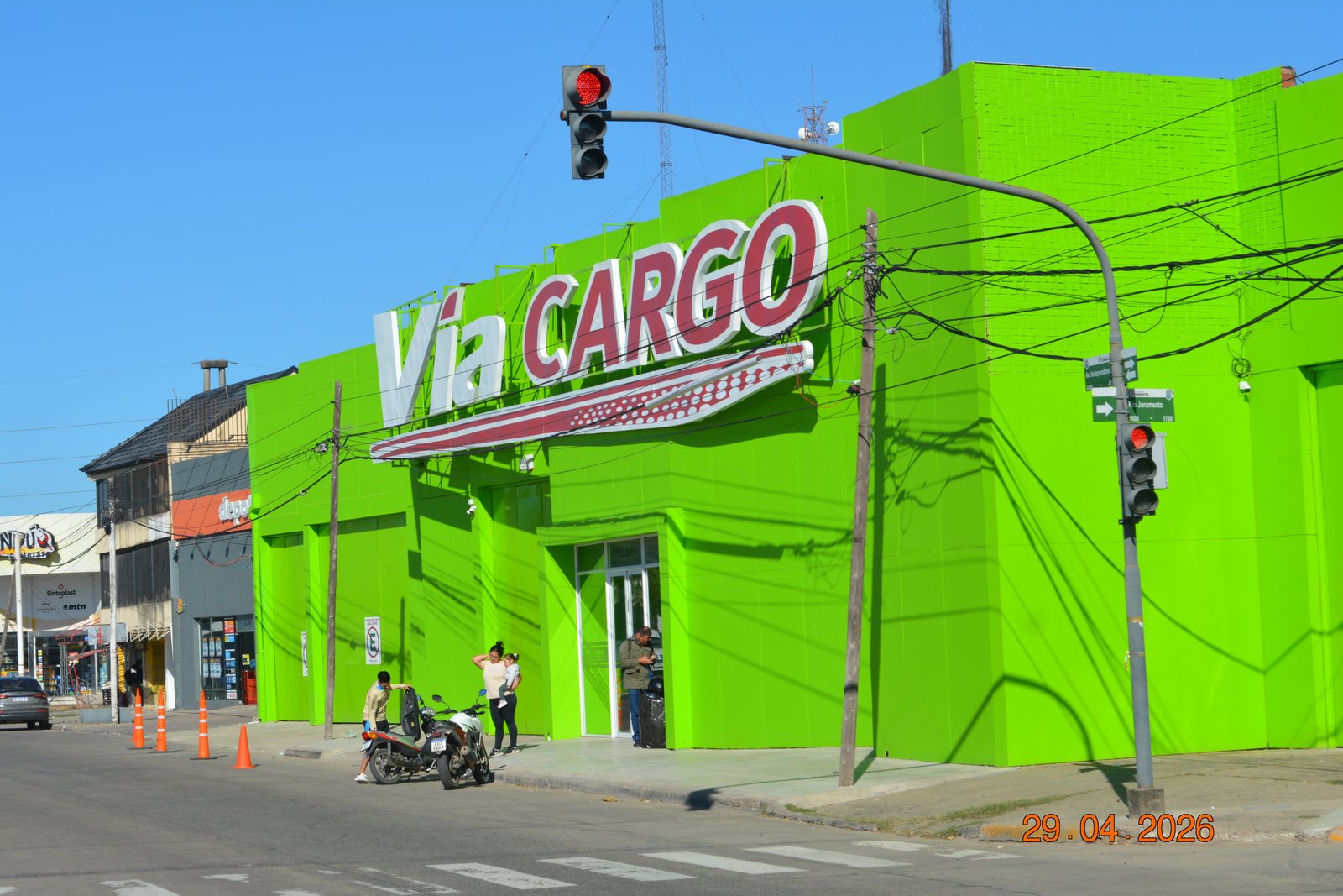 fachada comercial verde vibrante con cartel 'Via Cargo' — proyecto Sucursal Via Cargo, filial Corrientes, Empresa de distribución y logística., por Arquitecto Gustavo Maidana, en C