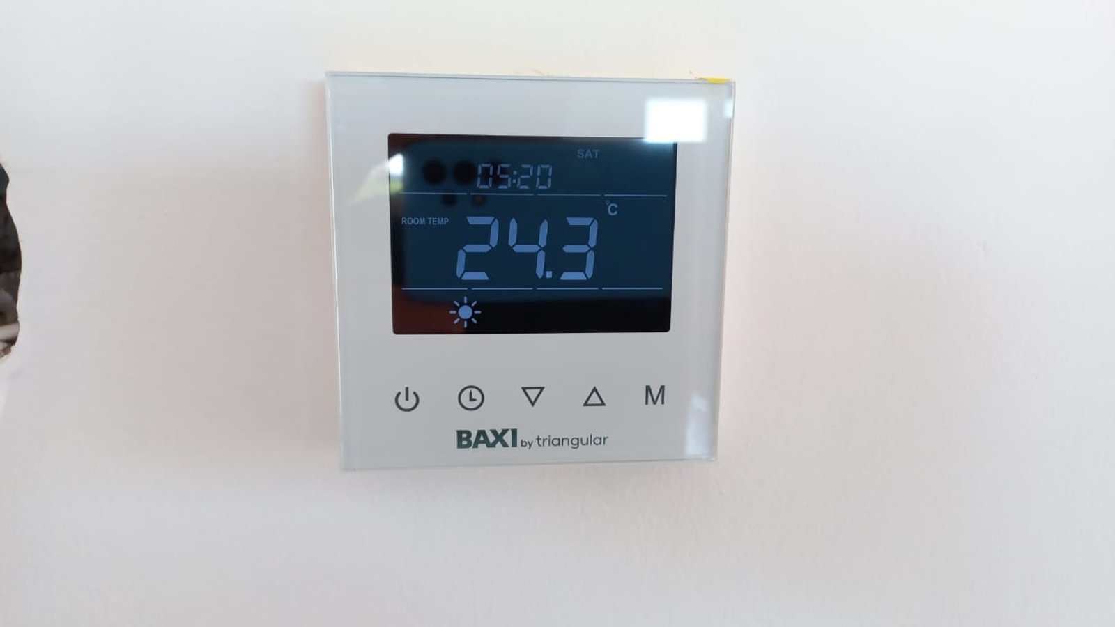 termosat digital baxi blanco — proyecto Piso Radiante en barrio Las Vizcachas, por Crisol Clima SRL, en PX3C+9G