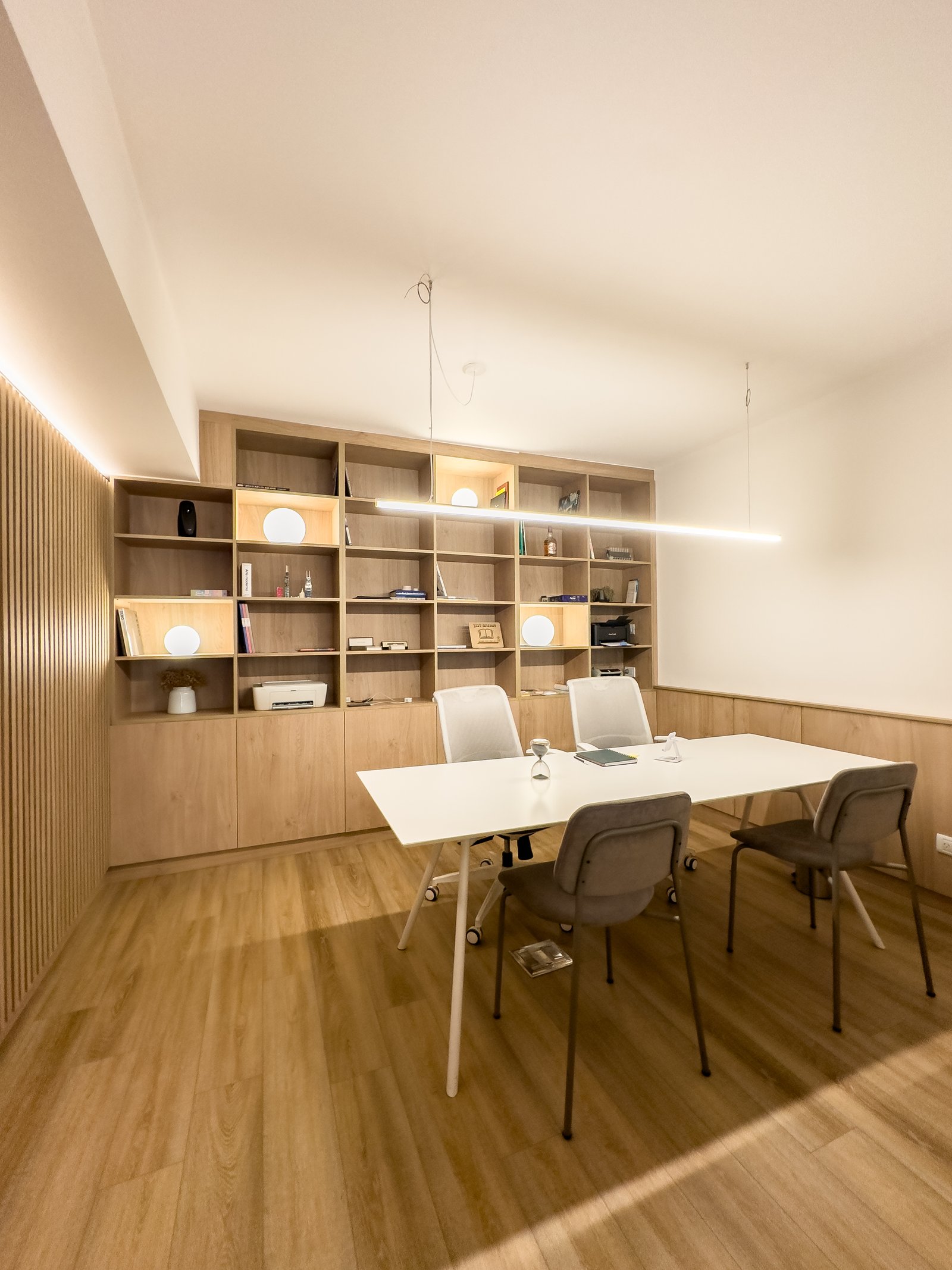 Escritório moderno com prateleiras embutidas de madeira e iluminação indireta — projeto Gorriti, por MDBK Arquitectura, em Palermo