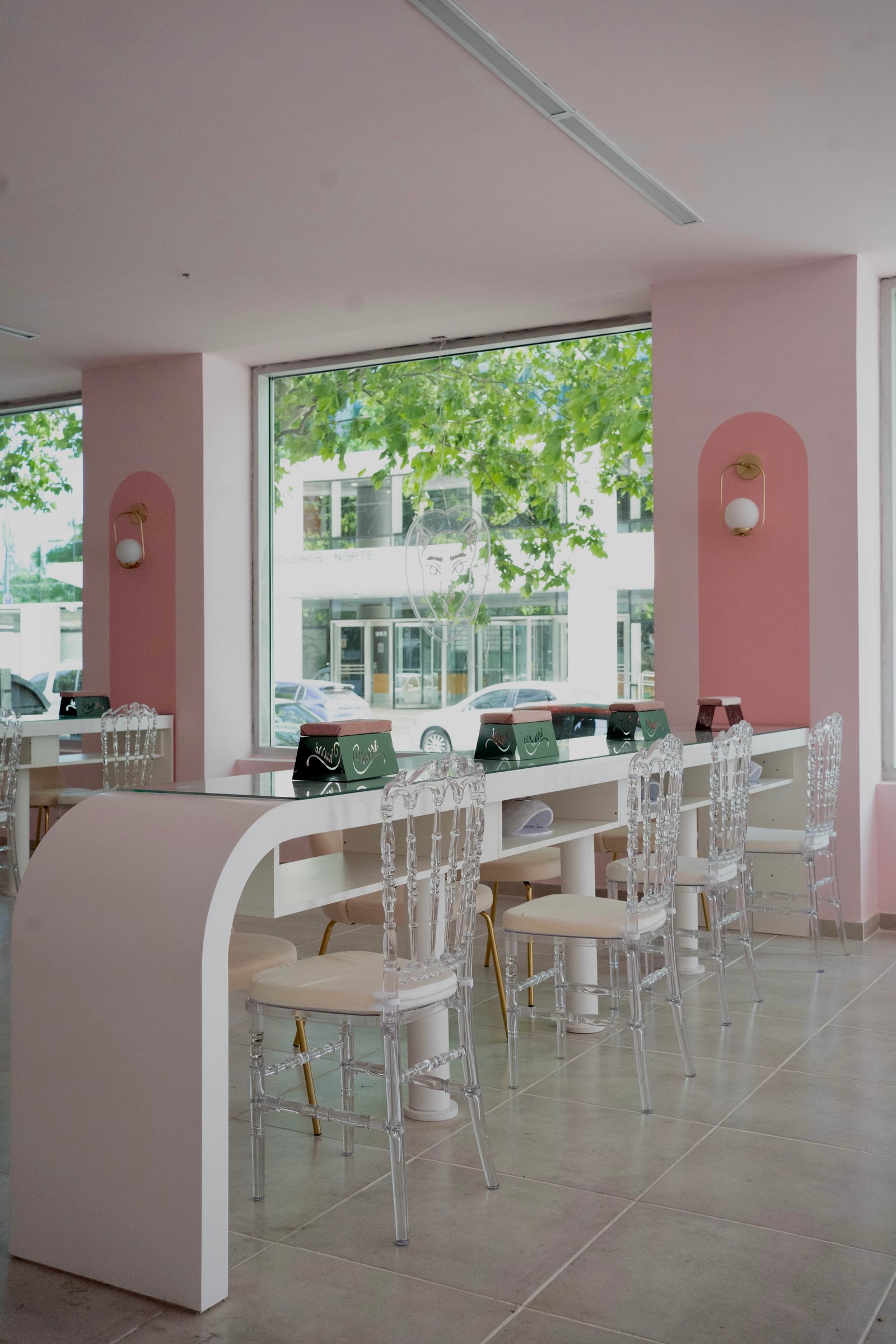 Salão de unhas moderno com cadeiras transparentes e detalhes curvos — projeto Churri Beauty, por vil arquitectura y diseño, em Olga Cossettini 300