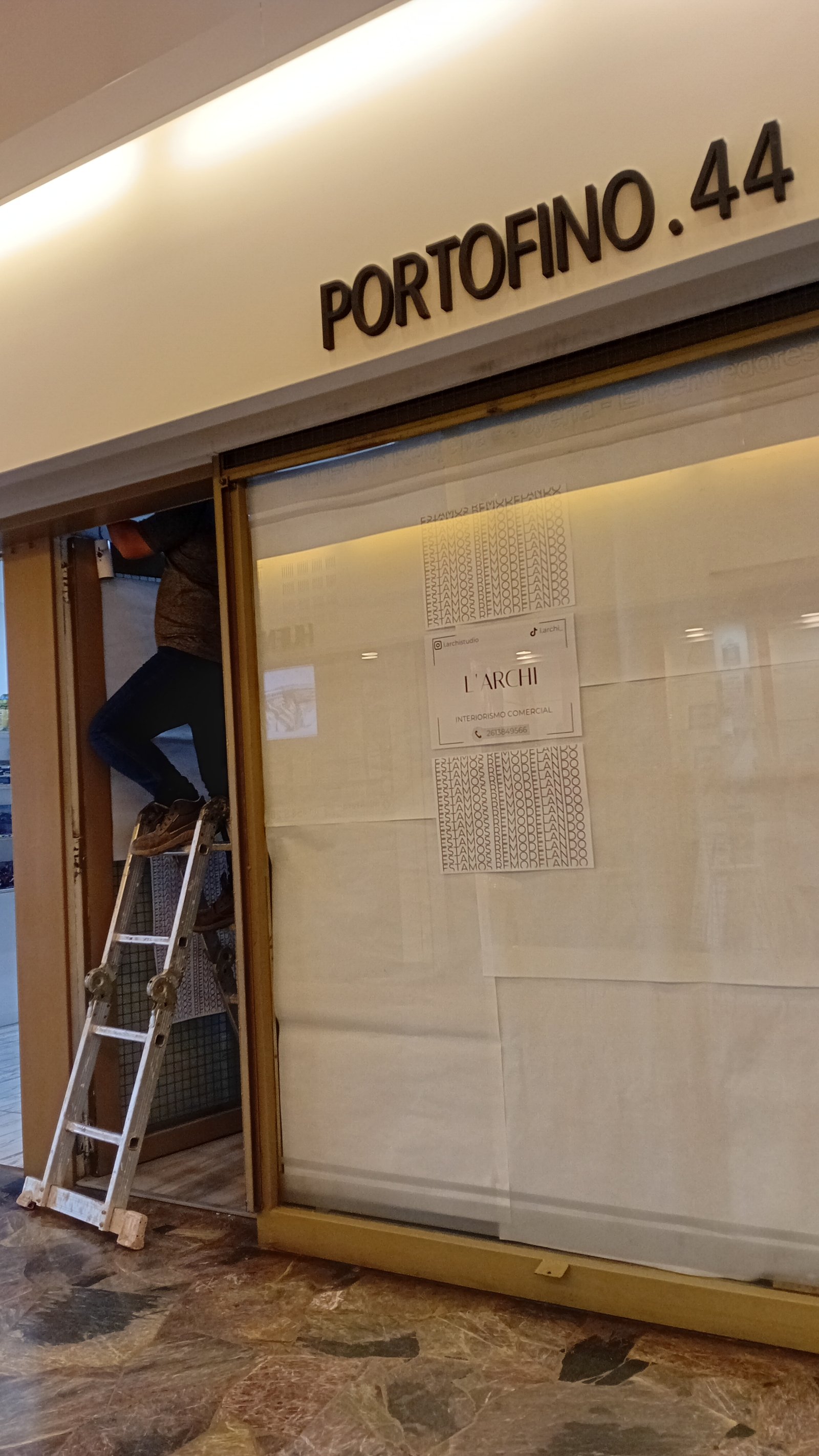 local en construccion con escalera y cartel de 'Portofino.44' — proyecto PORTOFINO JOYERIA, por Yamil Cerna, en Av. San Martín 1027