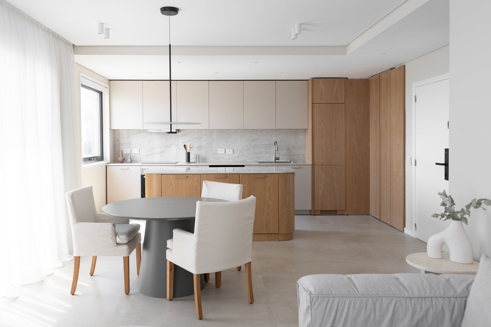 Cocina y comedor integrados de estilo escandinavo moderno — proyecto Juana manso , por KUPERDESIGN CONSTRUCCIONES SRL, en Juana Manso 740