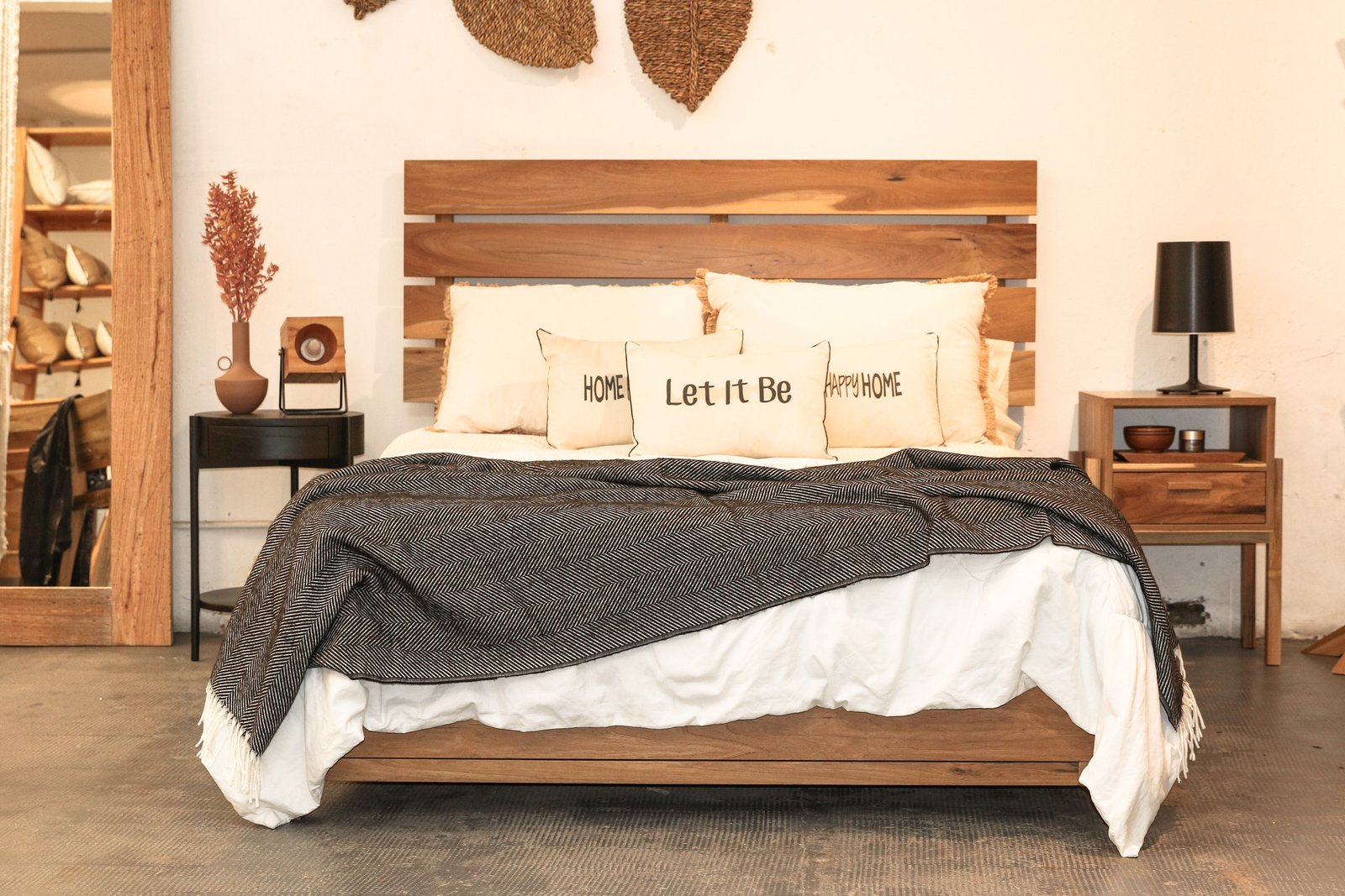 Dormitorio rústico con cama de madera y detalles boho — proyecto Dormitorio, por BLVD Furniture