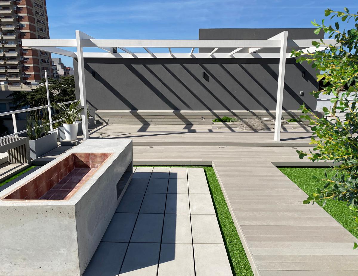 Terraço moderno com pergolado e floreira de concreto — projeto Terraza Andonaegui, por Hernan Goldfarb, em Buenos Aires