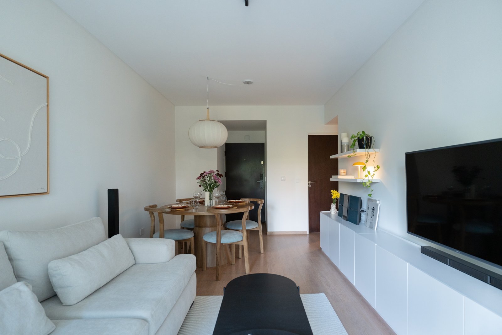 Living comedor moderno y luminoso con estanterías integradas — proyecto Ugarte, por Estudio BDM, en Cdad. Autónoma de Buenos Aires