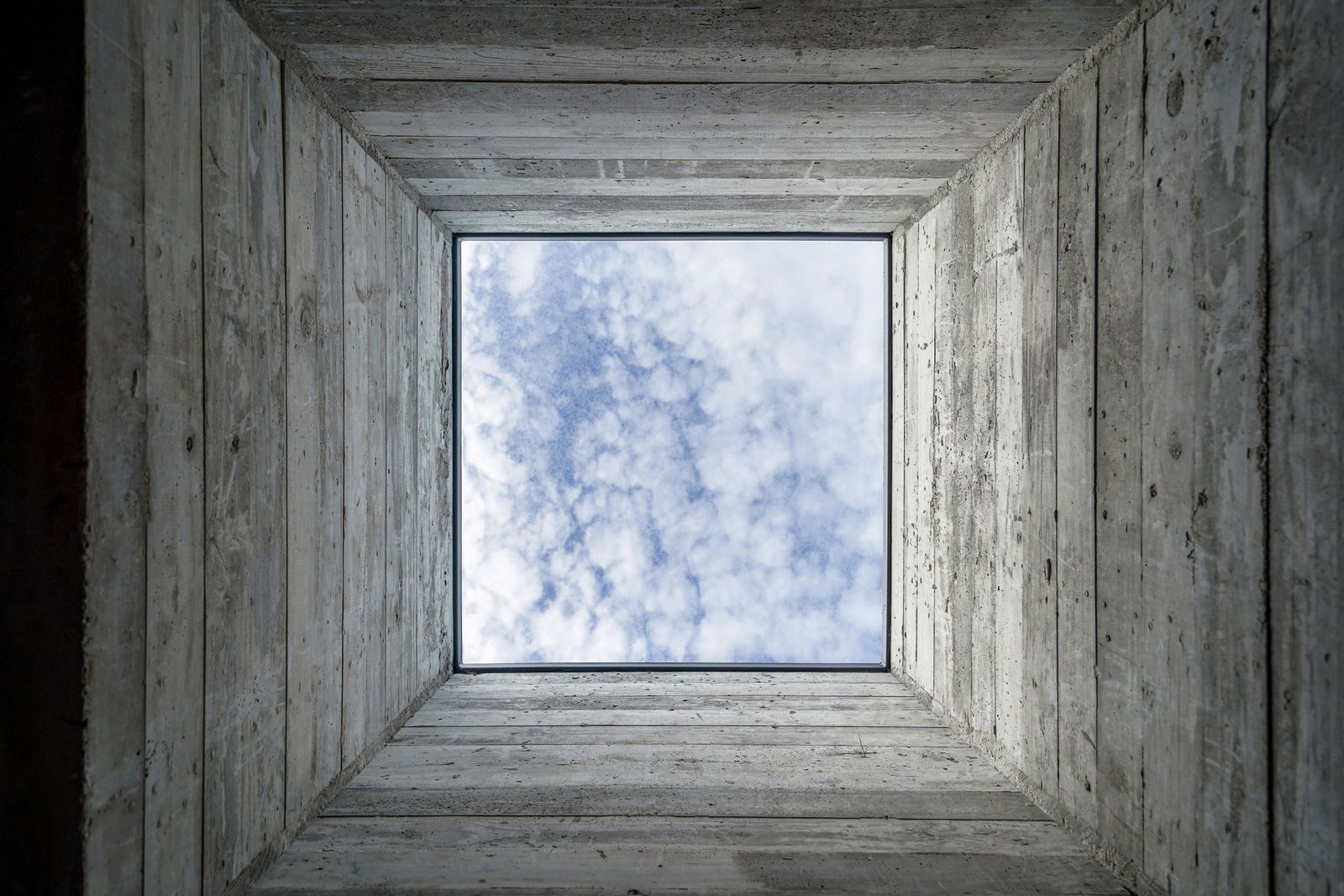 céu através de concreto bruto — projeto Casa 4H, por Besonías Almeida arquitectos, em X6VF+67