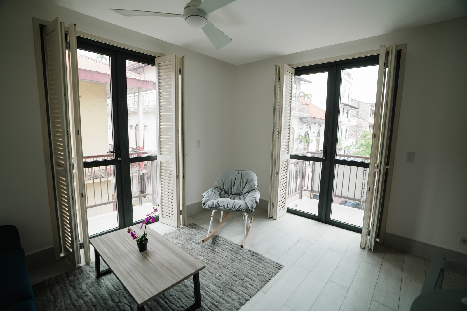 Living moderno con mucha luz y ventana grande — proyecto Mansión Herrera, por MUCHTEK, en Panamá