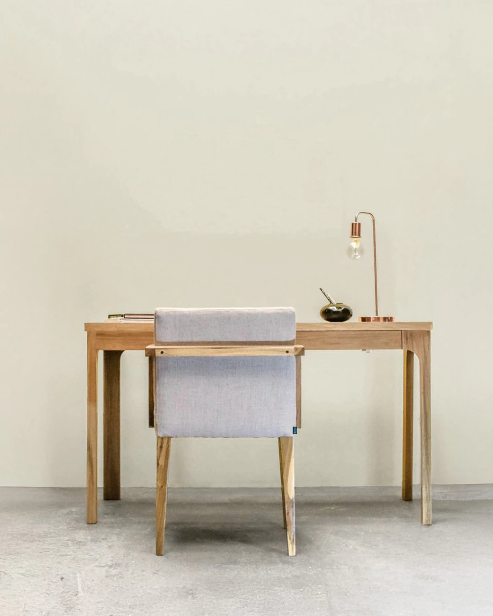 Escritorio moderno minimalista con silla y lámpara de cobre — proyecto Home Office, por BLVD Furniture
