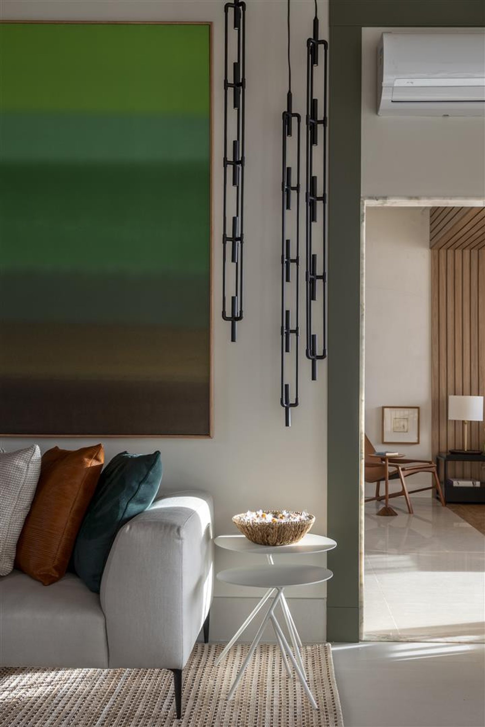 Sala Estilo Clássico com cor predominante Castanho do Projeto Refugio do Forte por Milcent Arquitetura