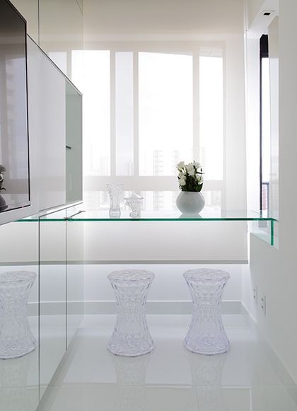 Baño minimalista con mesada vidrio, taburetes cristal y ventanal luminoso — proyecto Apartamento 90m Boa Viagem, por André Caricio