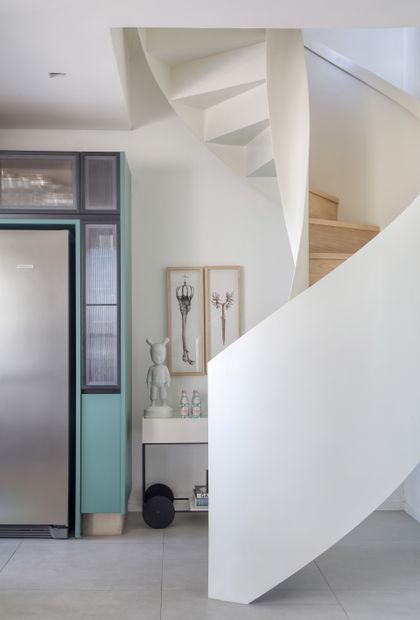 Escalera espiral blanca minimalista con doble altura y luz natural — proyecto BP Hose , por Studio Ro-ca