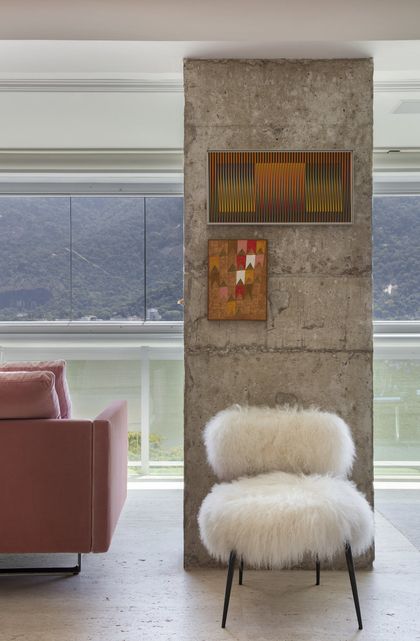 Terraza moderna con sillón velludo blanco y hormigón visto frente a ventanal — proyecto RM House, por Studio Ro-ca