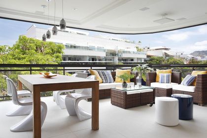 Terraza moderna con vistas a la ciudad, muebles de diseño y plantas — proyecto Apartamento Recreio, por Amanda Miranda