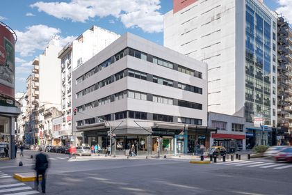 Edificio moderno de hormigón con local comercial en planta baja, calle céntrica — proyecto Oficinas en calle Rodriguez Peña, por MARCO GUOLI PHOTO, en CABA
