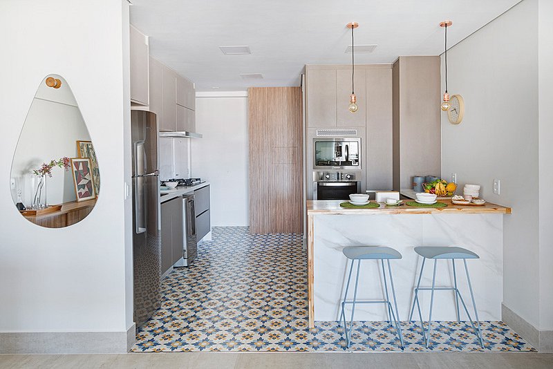 Apartamento de 120m² tem varanda integrada e decoração moderna contemporânea