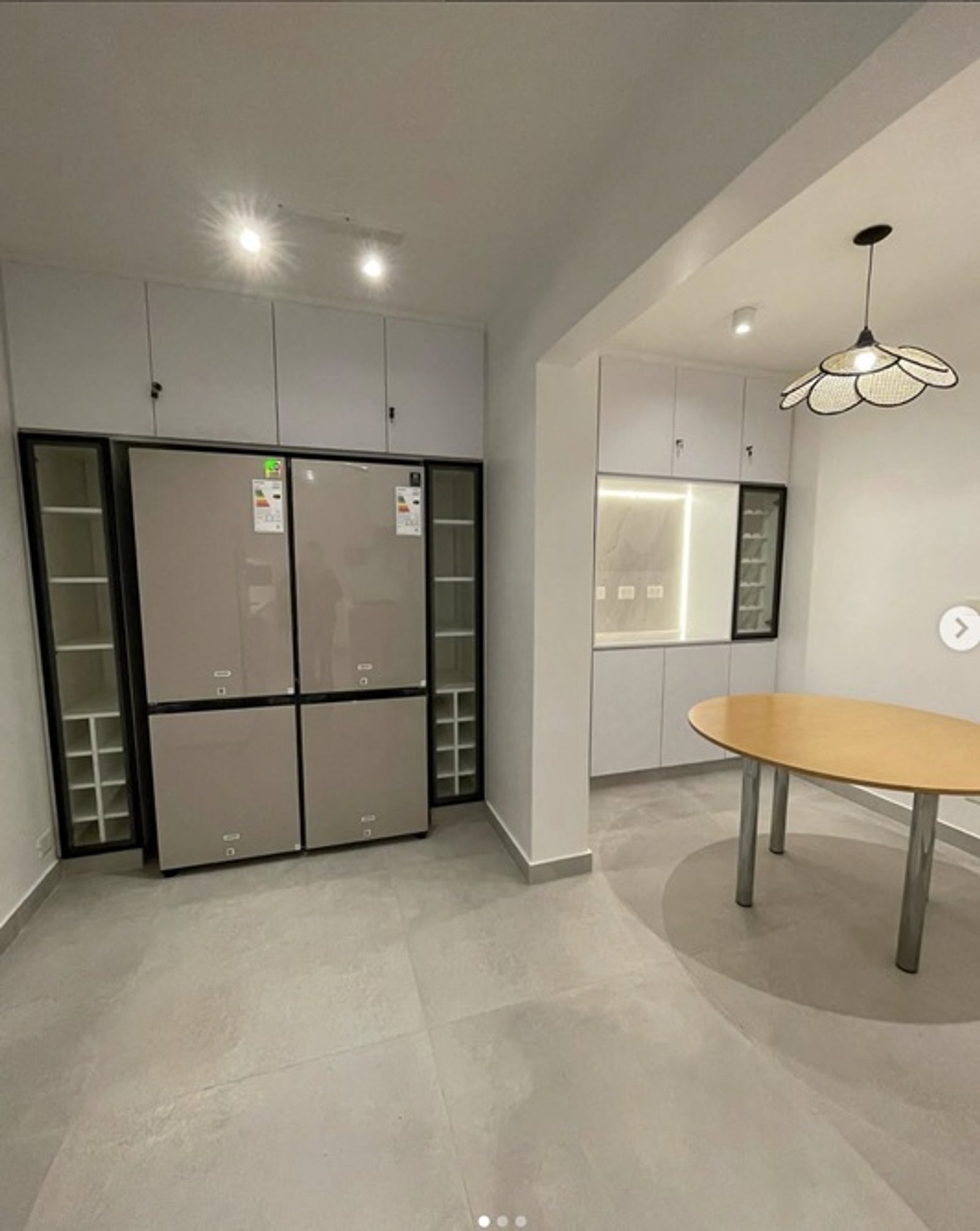 Cozinha moderna integrada com geladeiras embutidas e mesa de jantar oval — projeto Kennedy, por Estudio NET Arquitectura, em John Fitzgerald Kennedy