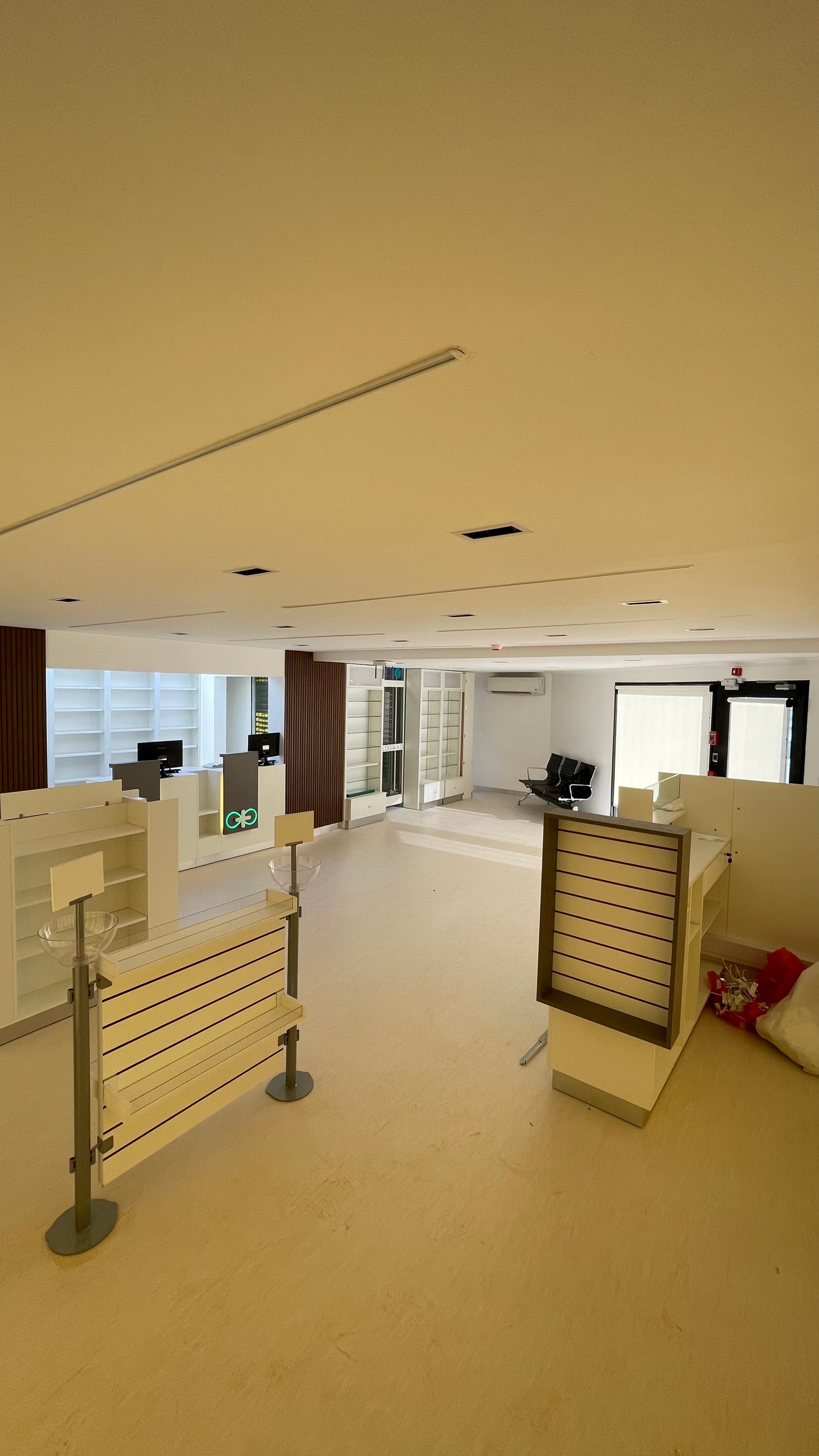 Interior comercial en construcción, estilo moderno minimalista, piso de cemento beige — proyecto Centro de capacitación Laboratorio Roemmers, por Ilumina-La, en Fray Justo Sarmient