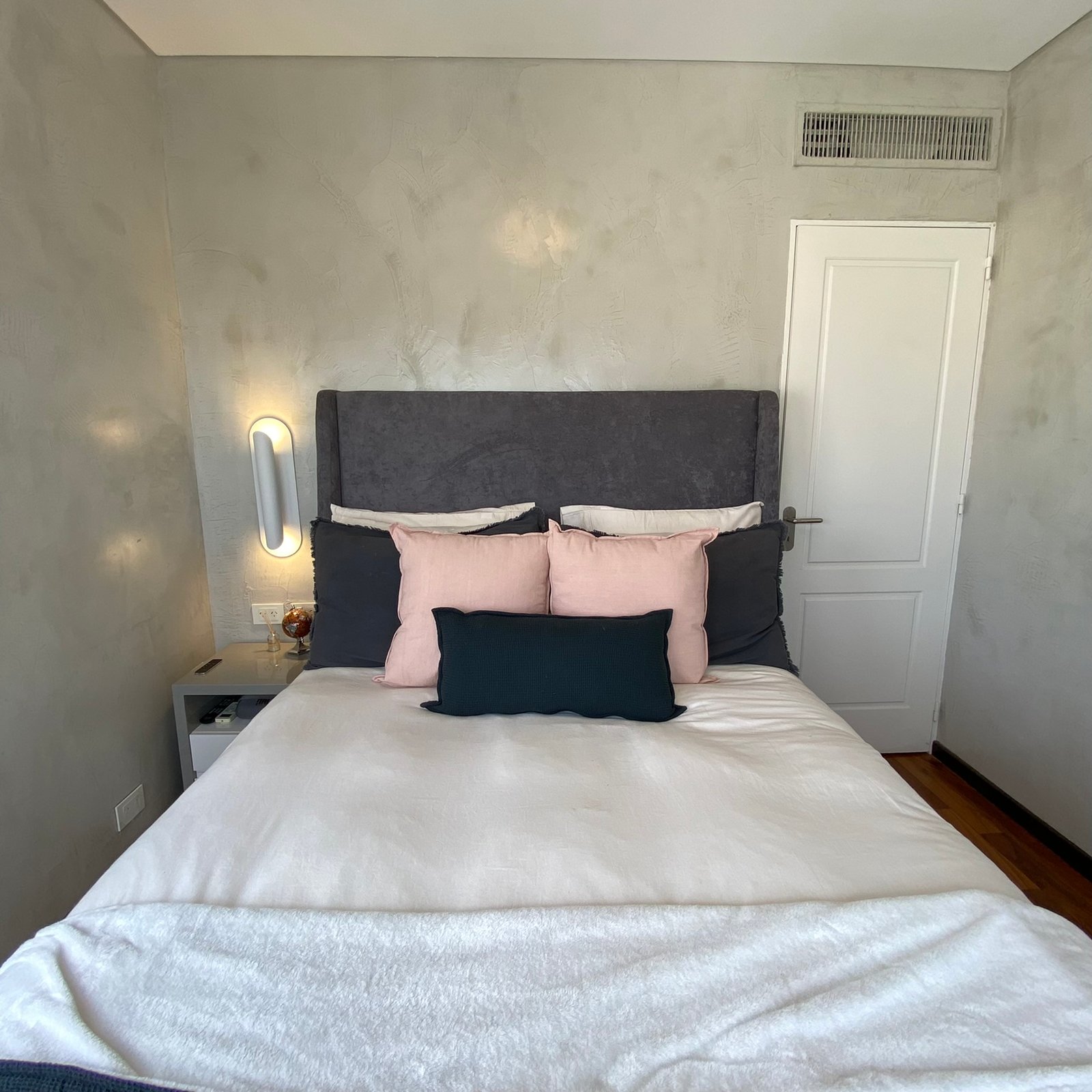 Dormitorio moderno con paredes texturizadas y cama principal — proyecto Bustamante, por MDBK Arquitectura, en Palermo