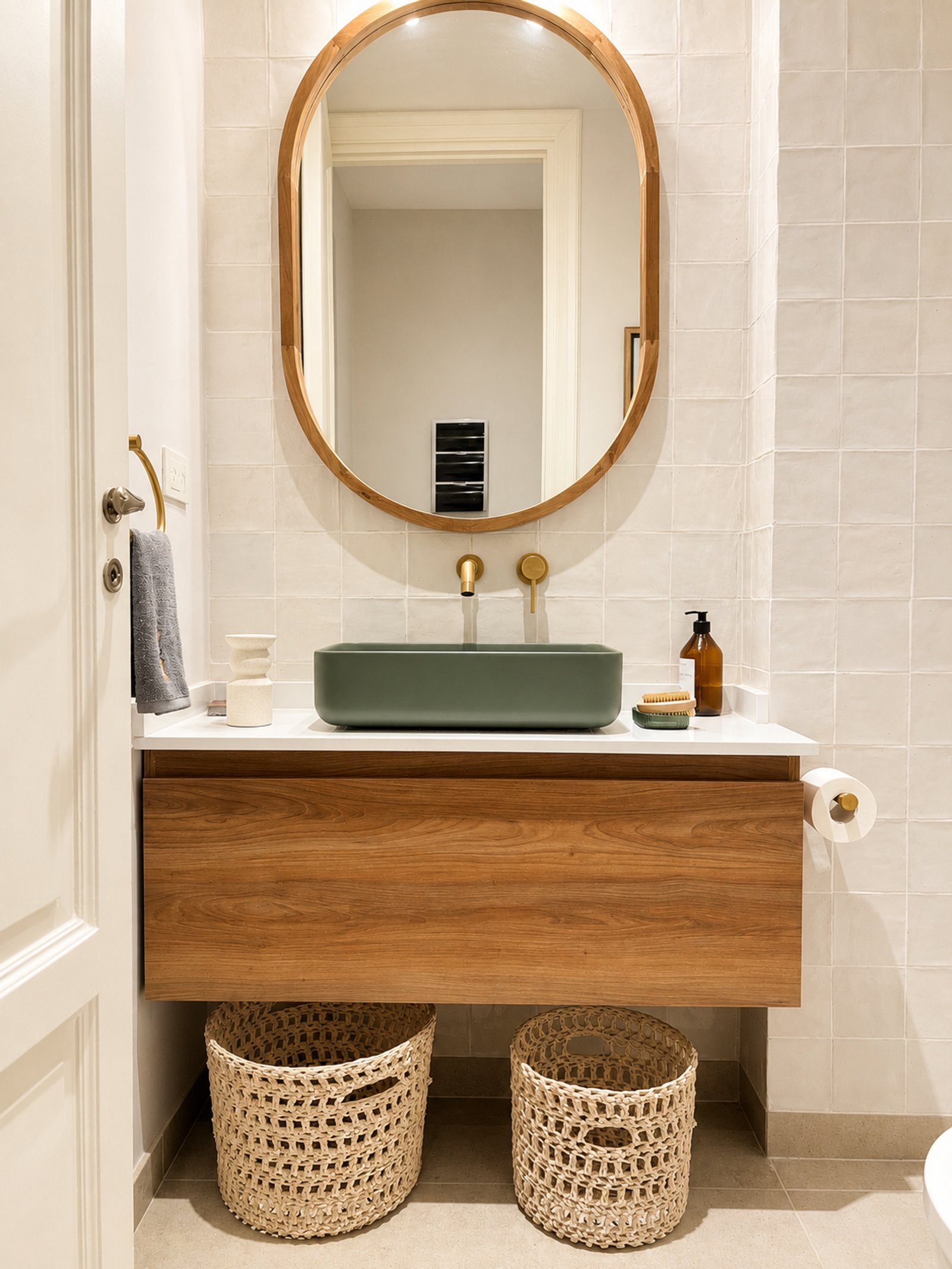 Baño moderno escandinavo con espejo ovalado, bacha verde y cestas de mimbre — proyecto Arenales, por Equipe, en Buenos Aires