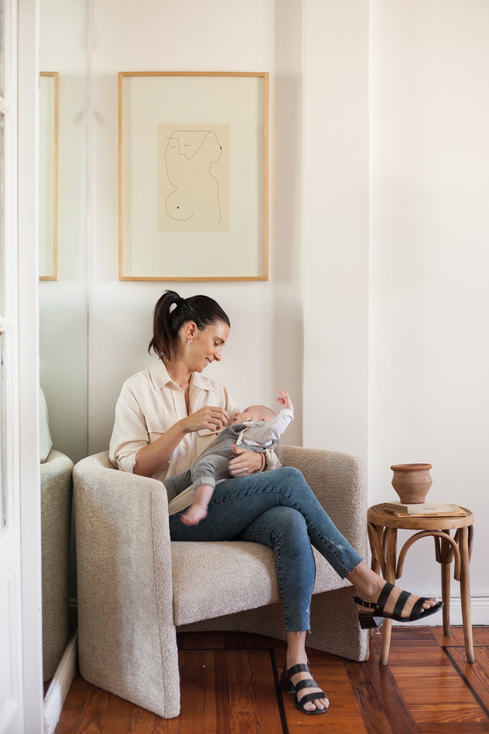 mujer con bebé en sillón beige y cuadro minimalista — proyecto Quintana, por LACROZE DESIGN STUDIO, en Recoleta