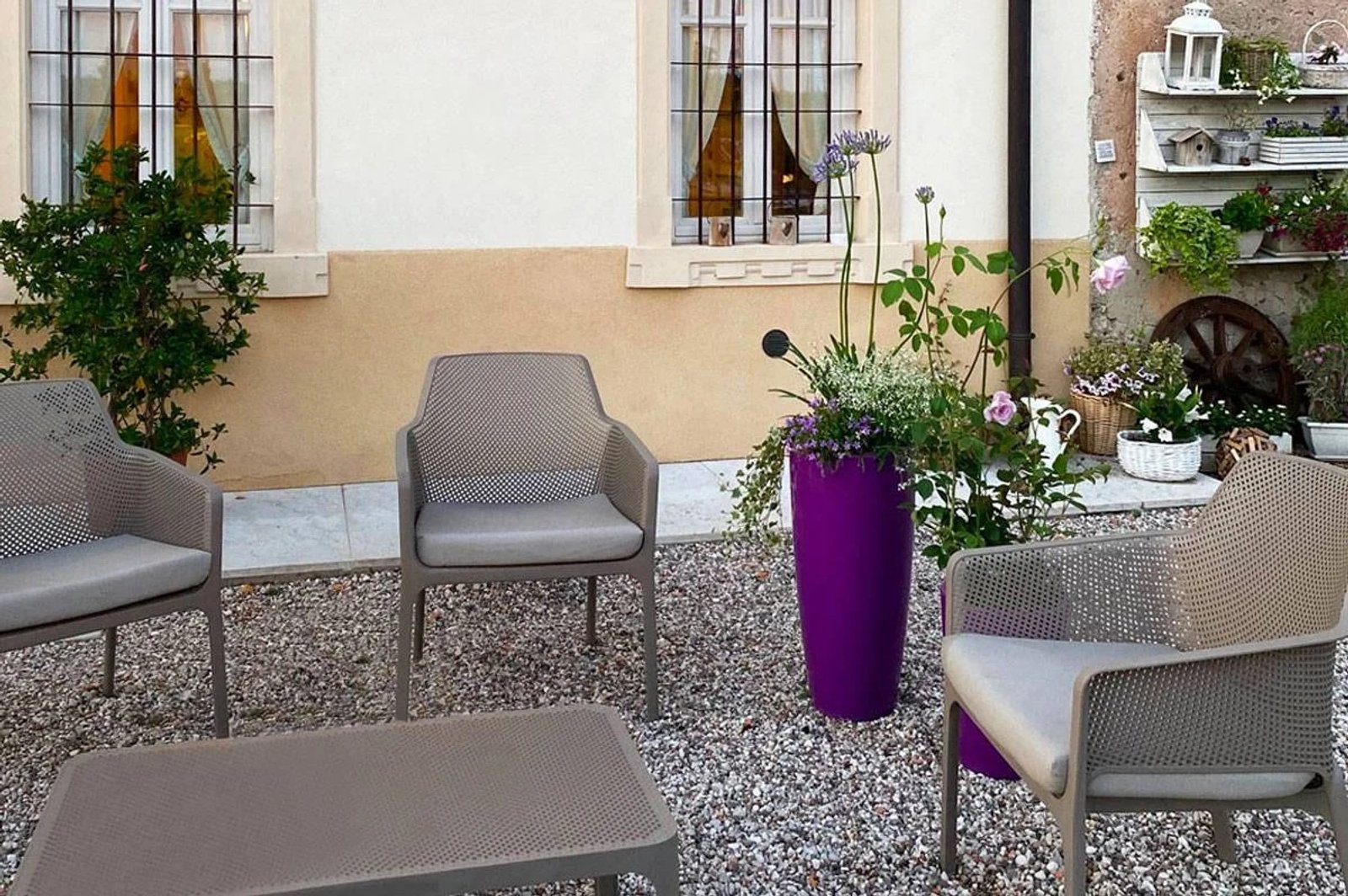 Patio mediterráneo moderno con muebles de ratán y plantas — proyecto Living Exterior, por Casa Nuñez
