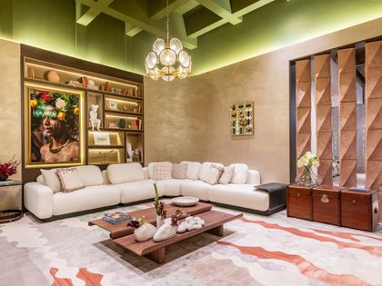 Living moderno con arte vibrante y sofás blancos — proyecto Acalanto e Encontros, por Bruno Moraes Arquitetura , en São Paulo