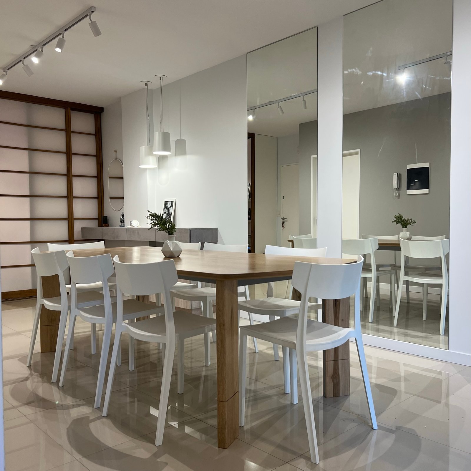 Comedor moderno luminoso con mesa de madera y sillas blancas — proyecto Epuyen II, por MDBK Arquitectura, en Caballito