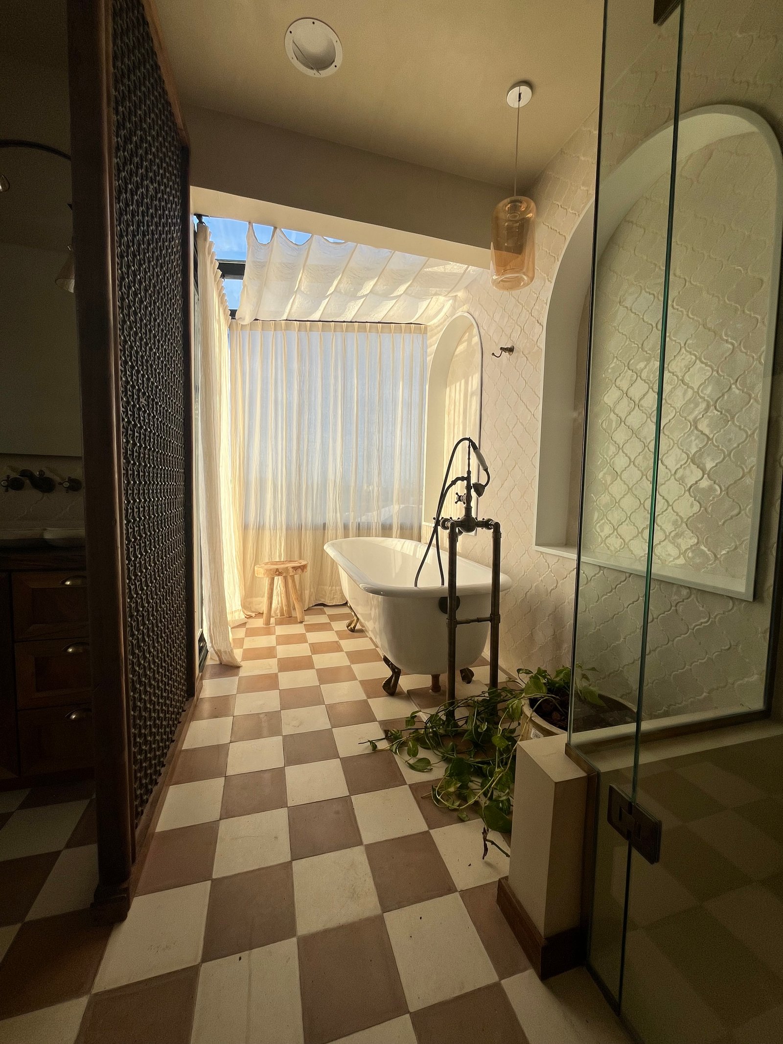Baño con bañera exenta, suelo damero y cortinas blancas — proyecto casa chacras , por Marianela Grosso, en Papa Francisco 724