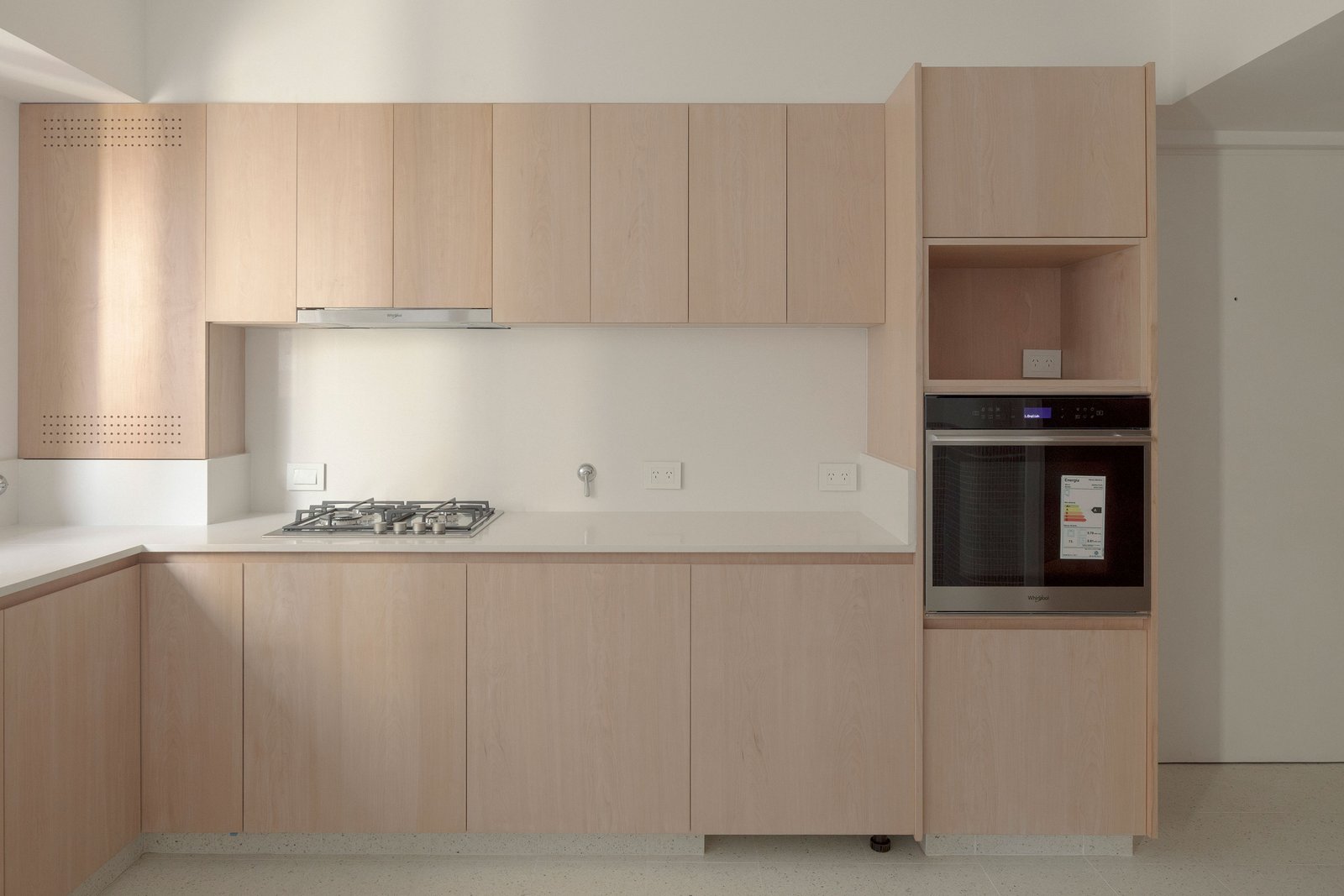 Cocina moderna escandinava minimalista con muebles de madera clara — proyecto Reforma O'Higgins, por Estudio YME, en Belgrano