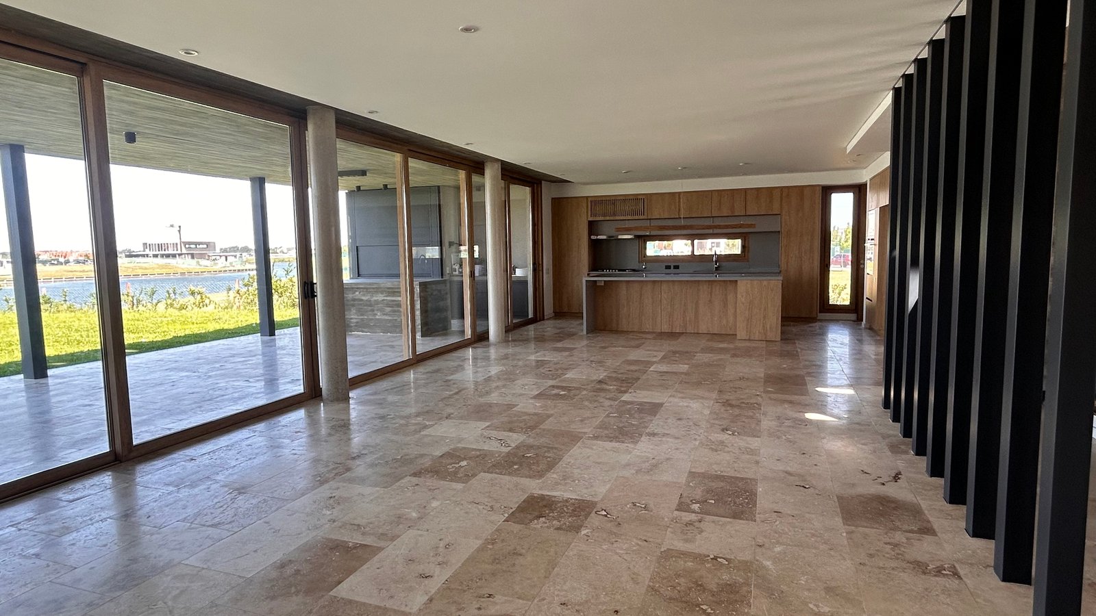 Living comedor moderno con vista al mar y cocina integrada — proyecto Casa Puentes, por Guerrero Arquitectos, en Rincón de Milberg