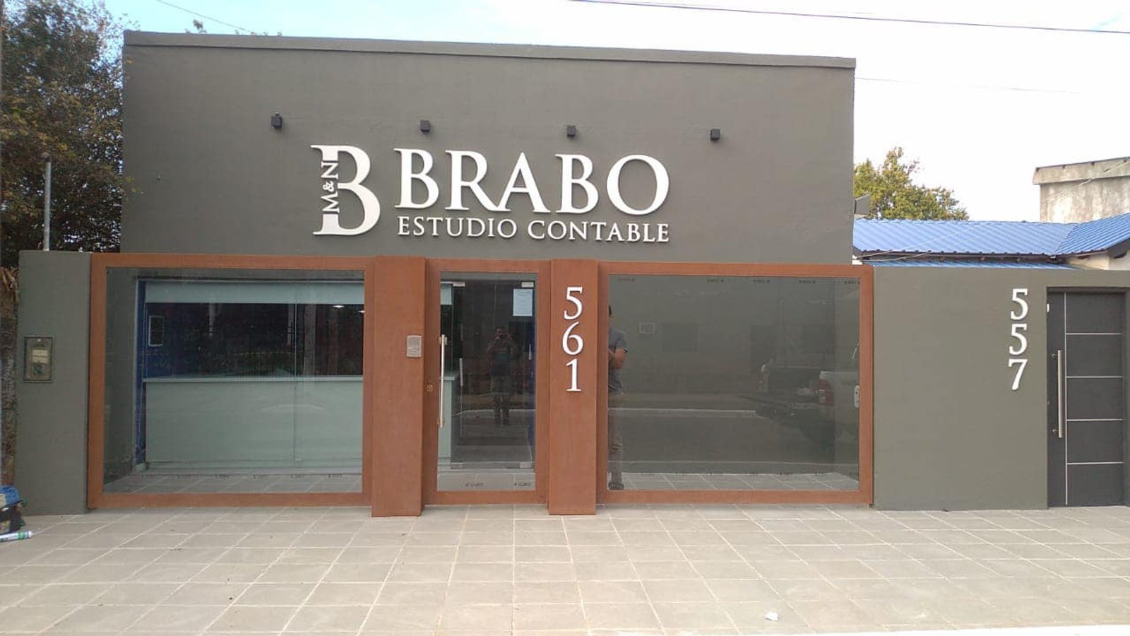 Fachada de escritório moderna com letreiro grande e janelas amplas — projeto Esudio Contable, por Arquitecto Gustavo Maidana, em Caá Catí
