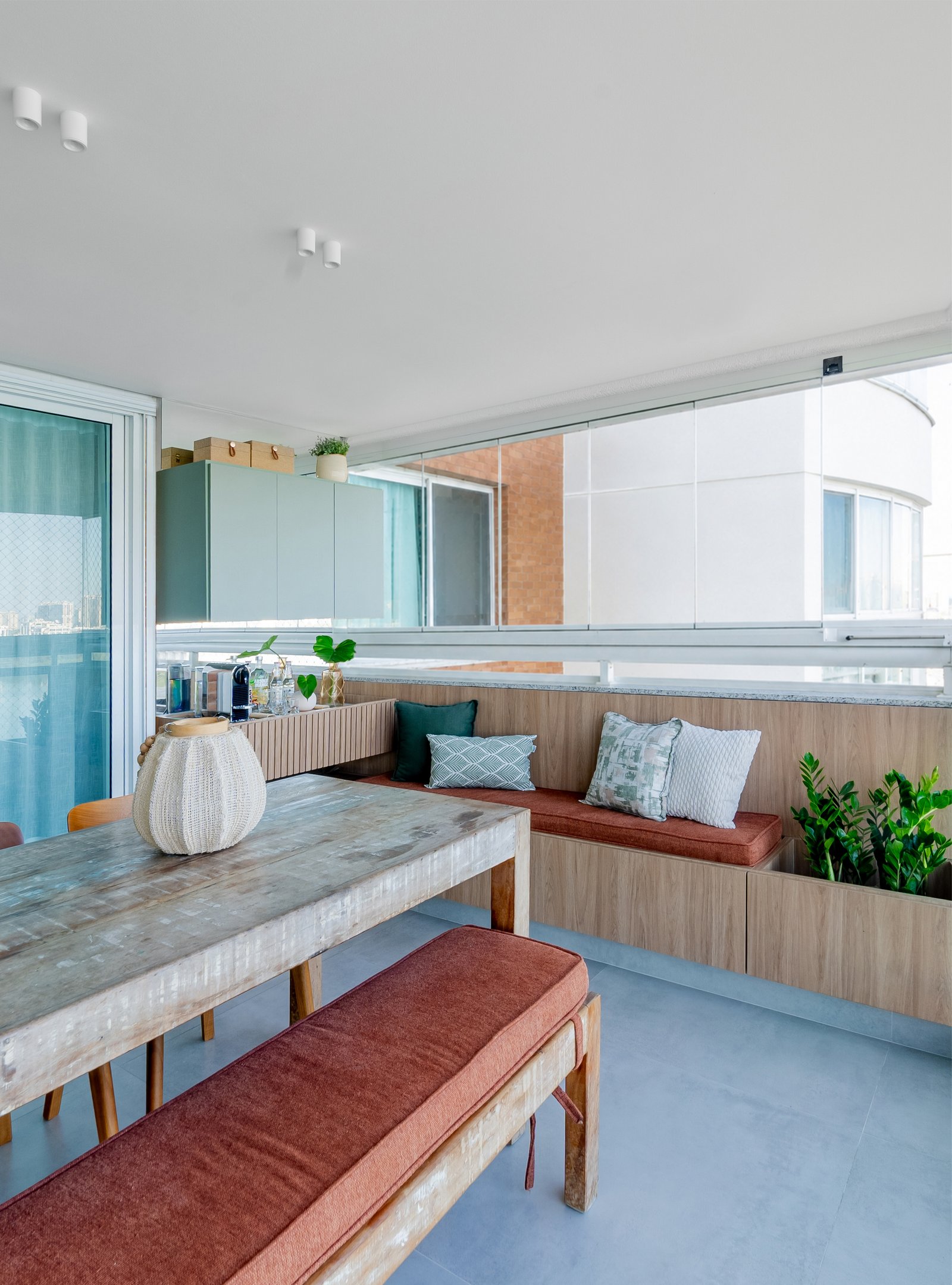 Comedor moderno con banco integrado y vista urbana — proyecto Projeto TI, por Felipe Rohen, en Rio de Janeiro