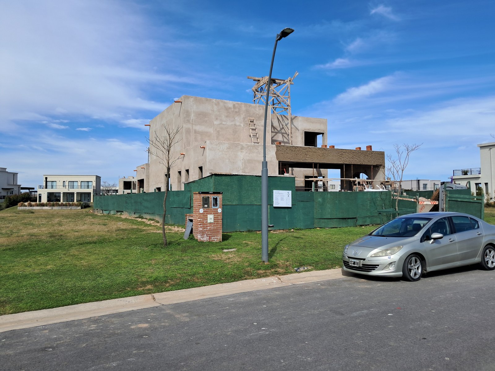 Casa moderna em construção em subúrbio — projeto RIBERAS  332, por IRALA CONSTRUCCIONES, em Belén de Escobar