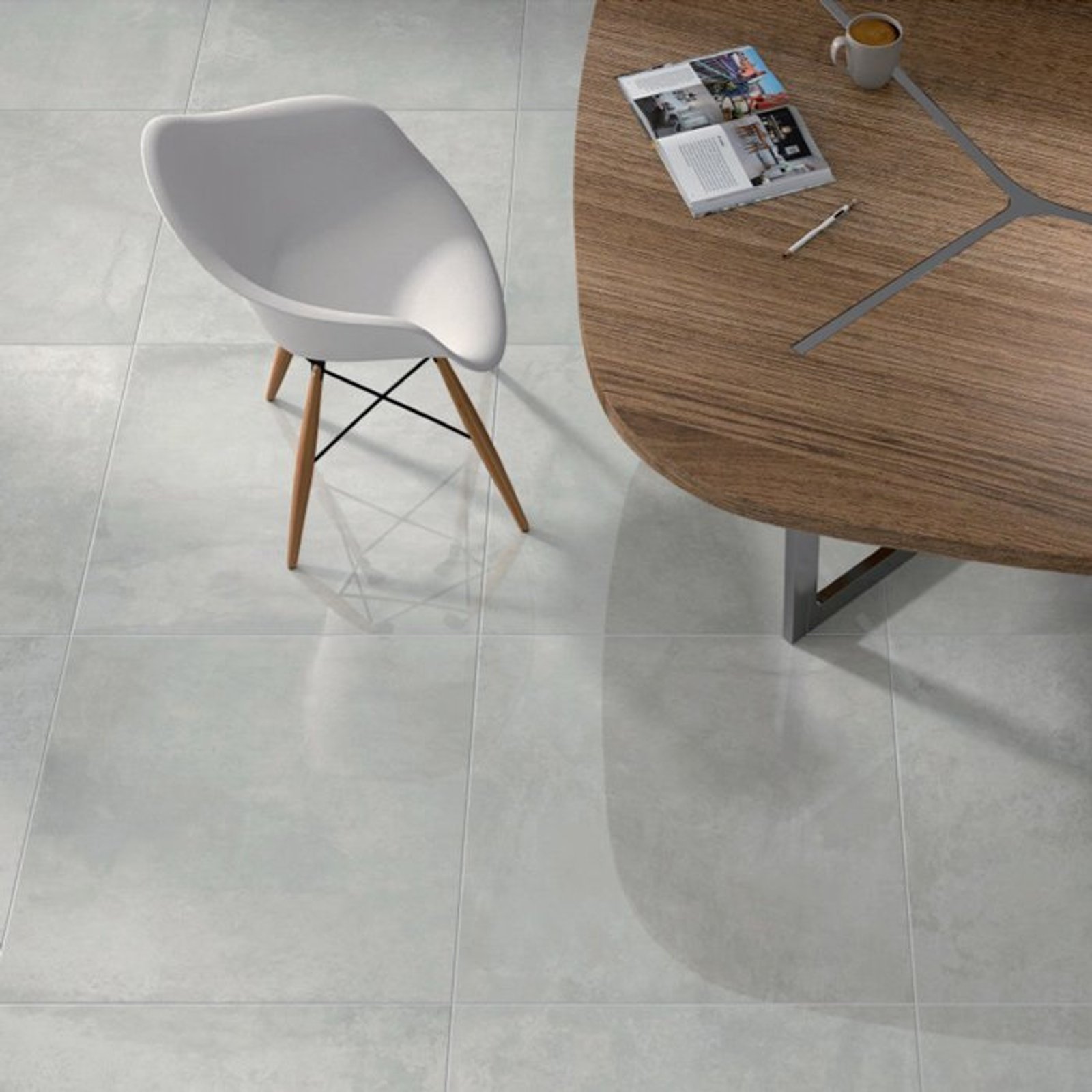 Living comedor moderno con silla icónica y mesa de madera — proyecto Porcelanatos, por The Flooring Company