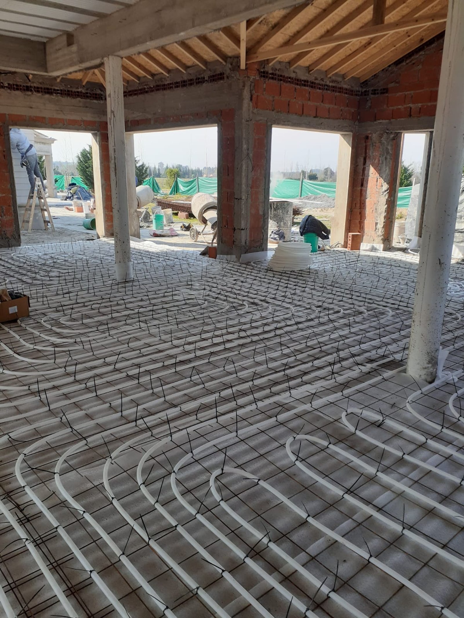Piso con caños de calefacción por losa radiante en construcción — proyecto Piso Radiante en barrio Las Vizcachas, por Crisol Clima SRL, en PX3C+9G