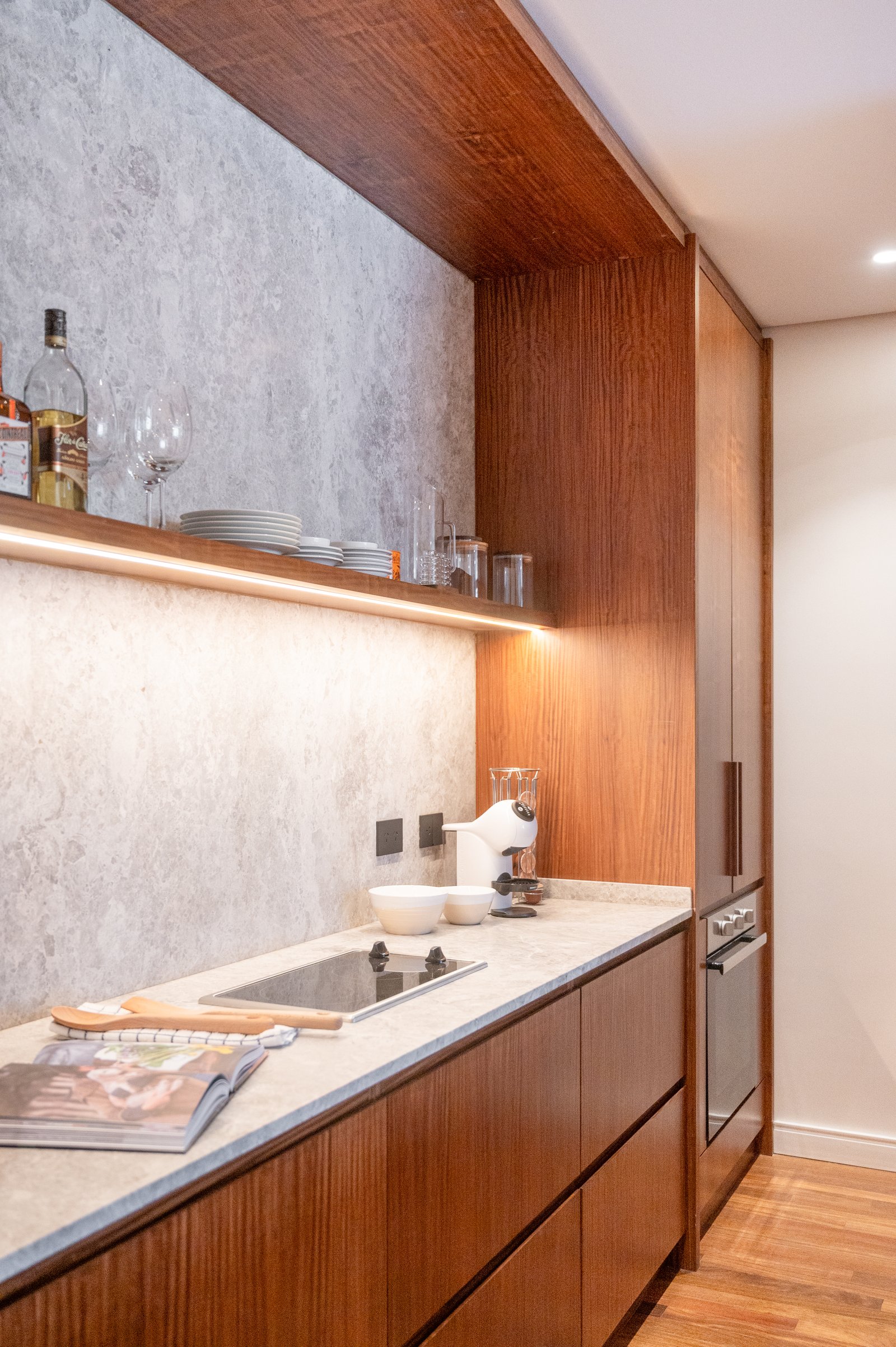 Cozinha moderna com armários de madeira e detalhes em pedra — projeto MONTEVIDEO, por AB ARQUITECTURA, em Recoleta