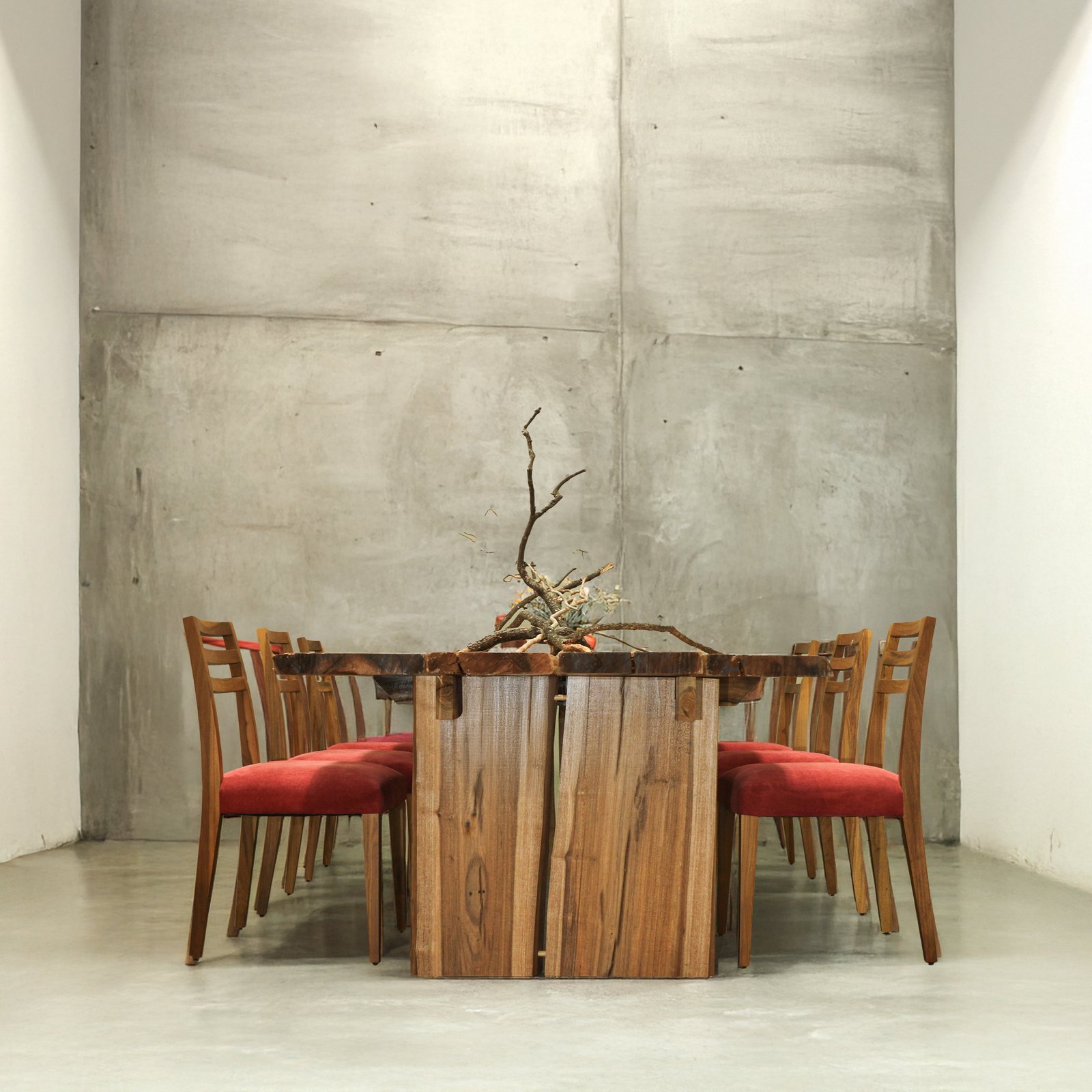 Comedor rústico moderno con mesa de madera live-edge y sillas rojas — proyecto Comedor, por BLVD Furniture