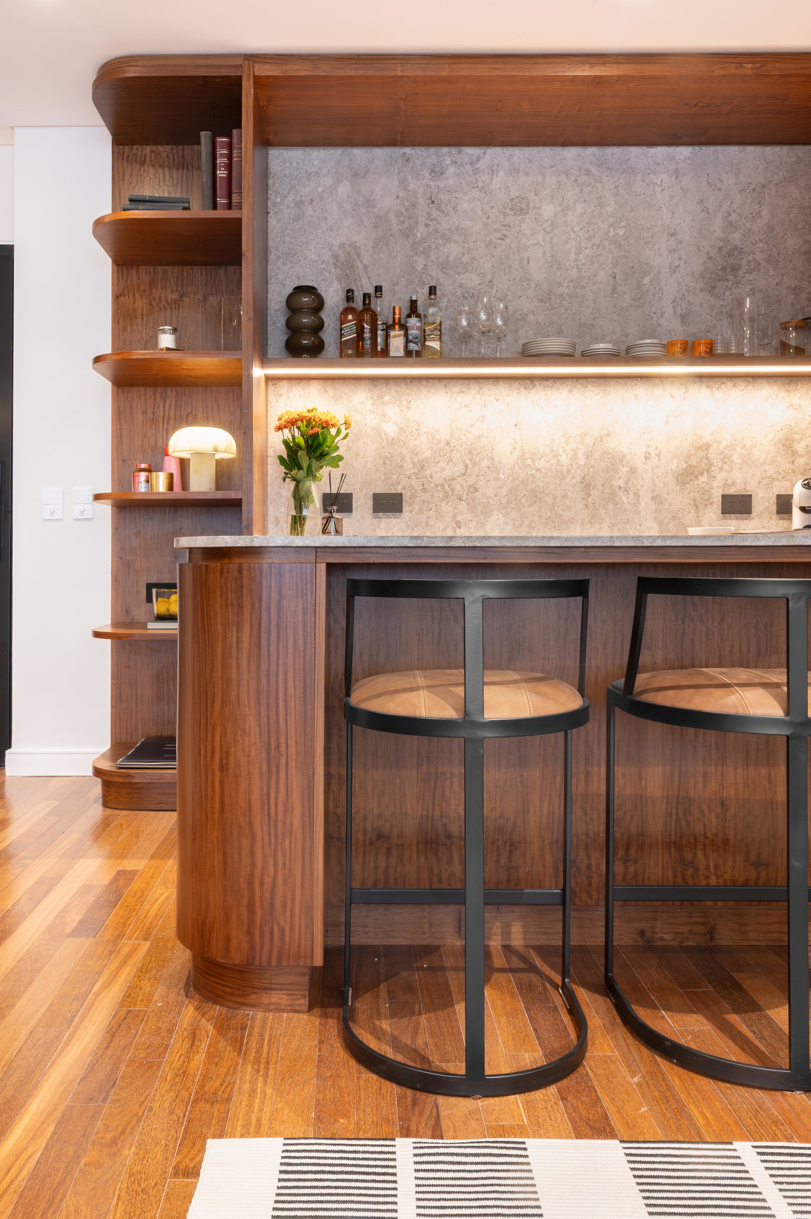 Cocina moderna rústica con isla de madera y taburetes — proyecto MONTEVIDEO, por AB ARQUITECTURA, en Recoleta