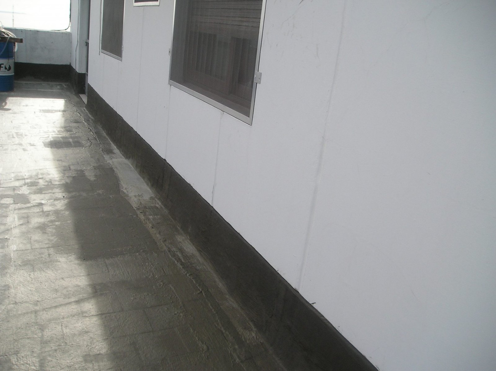 fachada de edificio en construccion con paneles blancos y piso de cemento — proyecto Tribunales San Isidro, por PROTEX, en San Isidro