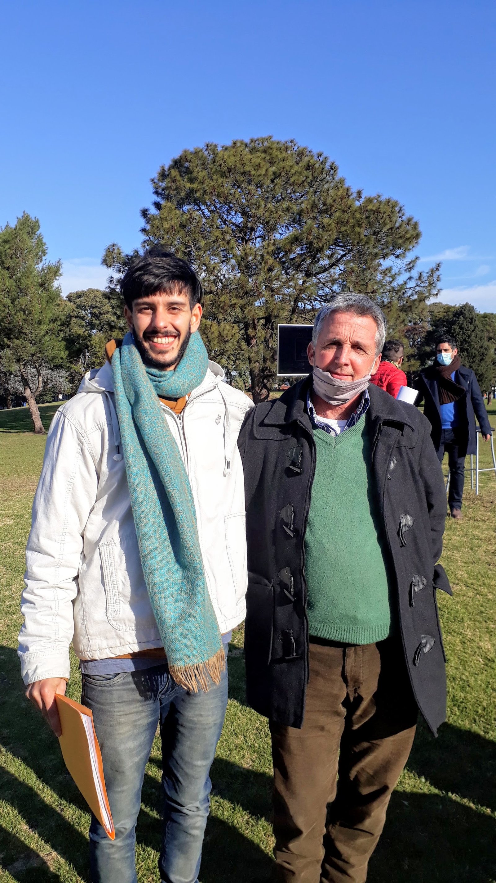 Dos hombres posan al aire libre en un día soleado — proyecto Parque Público Villa Adelina, por Estudio Rifahi, en B1607 Villa Adelina