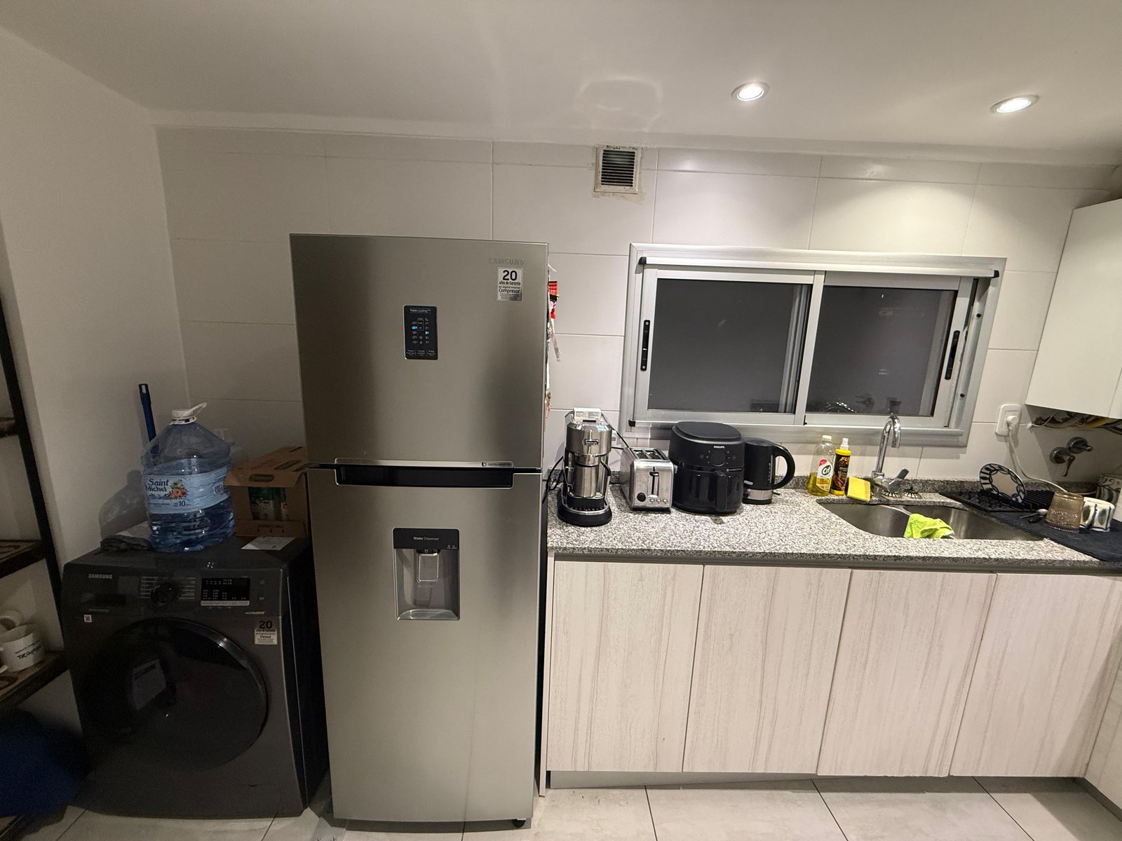 Cozinha moderna com geladeira e máquina de lavar em inox — projeto Diseño de mobiliario en cocina, CABA, por Estudio cardo, em Arenales 1176