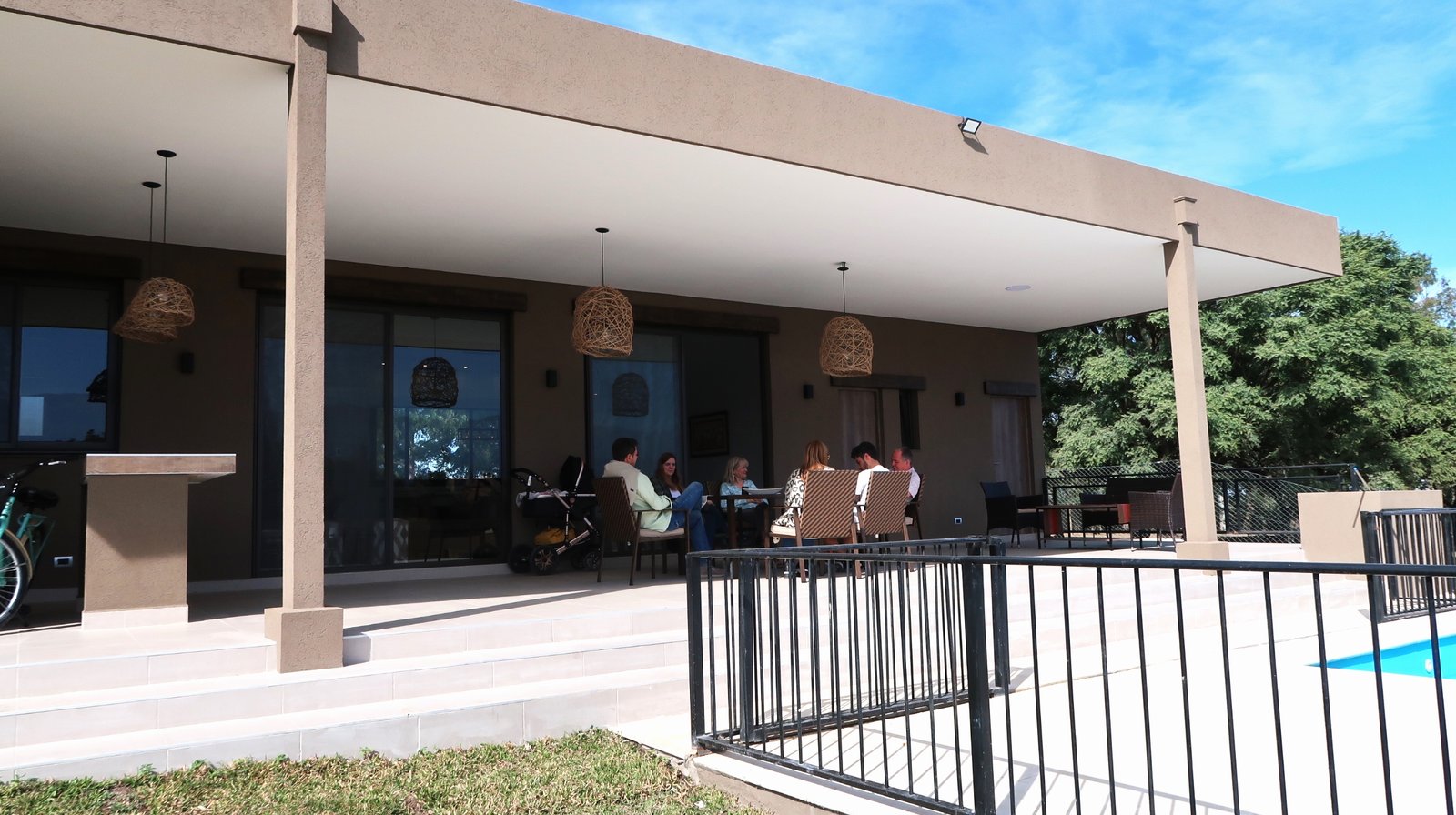 Parrilla y patio moderno con vegetación exuberante — proyecto Casa La Paz, por Luciana González Anderson, en Salta