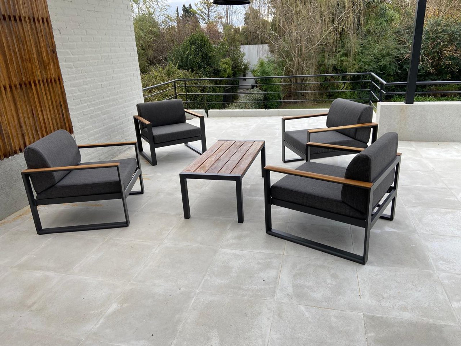 Patio moderno con juego de muebles de exterior negros — proyecto Juegos de Livings Amplios, por Casa Nuñez